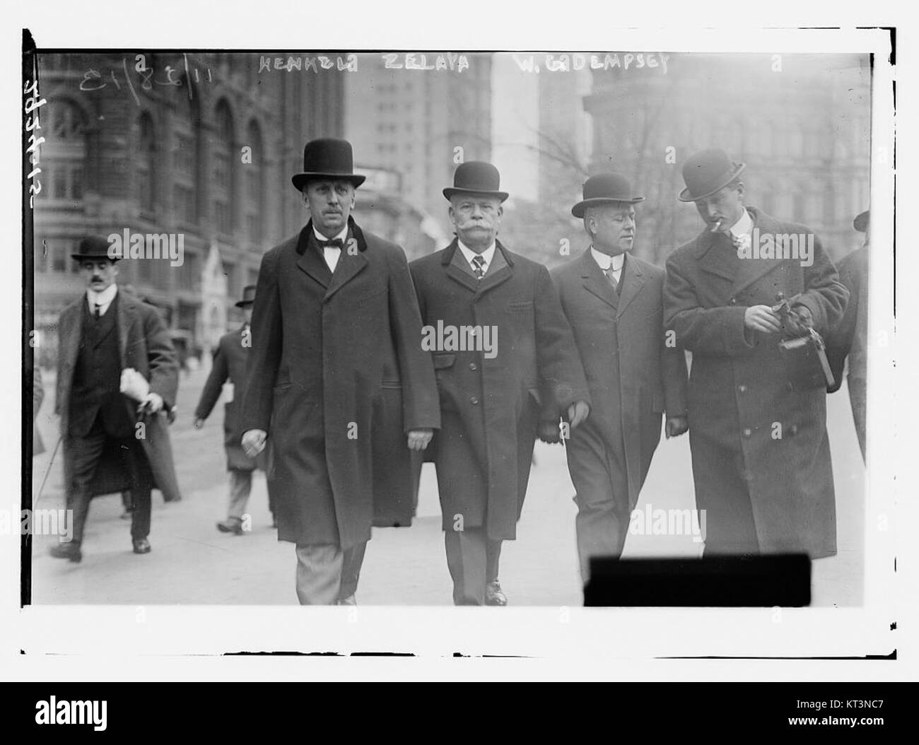 Ein Archivfoto oder Dokument aus dem Jahr 1913, das Personen mit den Familiennamen Henkel, Zelaya und Dempsey enthält, möglicherweise ein historisches Ereignis oder ein bemerkenswerter Moment des frühen 20. Jahrhunderts. Stockfoto