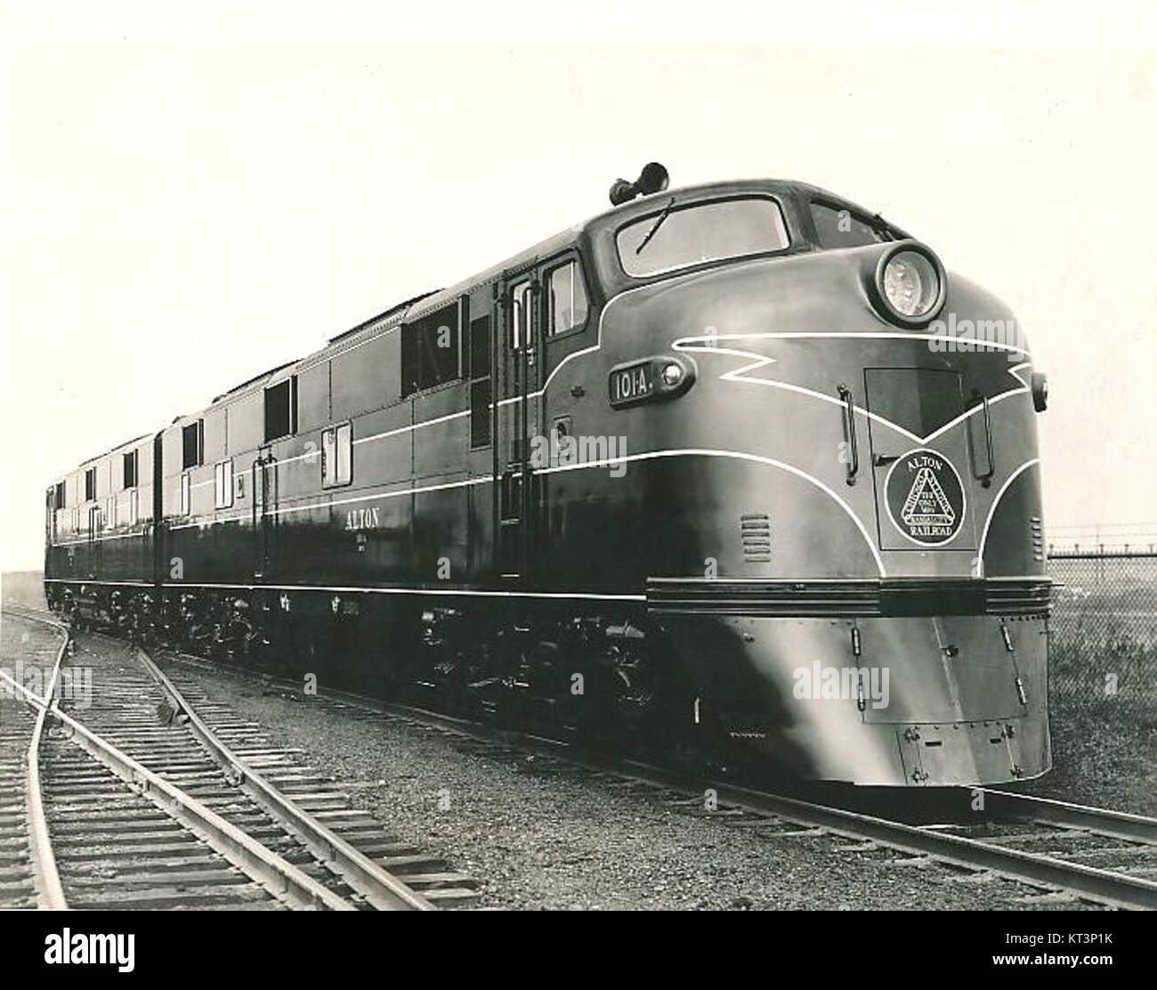 Die Alton Railroad EMD E-7 ist eine klassische dieselelektrische Lokomotive aus dem Jahr 1945. Diese Lokomotive war Teil der Flotte der Alton Railroad und bot effiziente Transportdienste durch die Vereinigten Staaten. Die E-7 war bekannt für ihre Zuverlässigkeit und wurde in Personenzügen eingesetzt, was zur Entwicklung der amerikanischen Eisenbahnen in der Mitte des 20. Jahrhunderts beitrug. Stockfoto