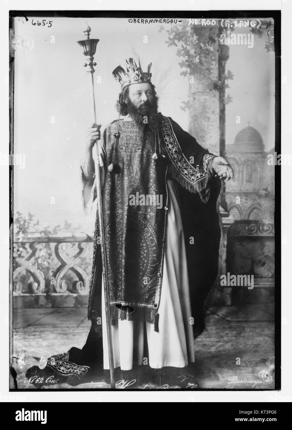 Eine Darstellung des Herodes von Rochus lang aus dem Passionsspiel Oberammergau, 1900. Das Bild spiegelt die historische und kulturelle Bedeutung des Passionsspiels wider, einer langjährigen Theatertradition in Deutschland. Stockfoto