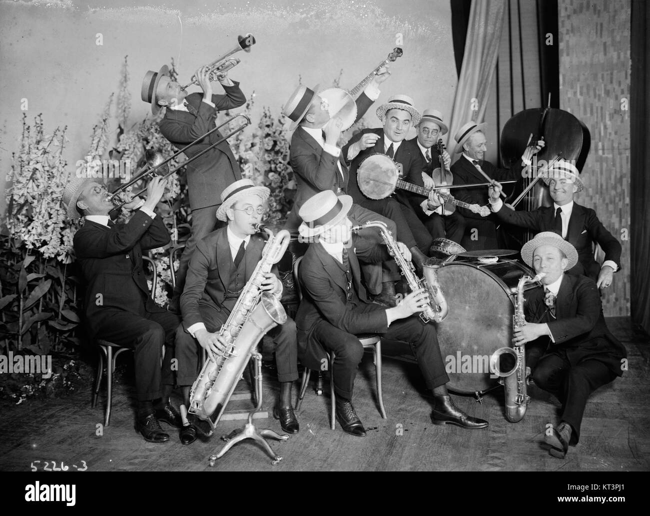 Eine Vintage-Neuheit von Hickman Orch, wahrscheinlich Teil einer Reihe von Werbe- oder Kunstfotos, die einzigartige Momente in den Obstgärten festhalten. Das Bild repräsentiert ein Stück Agrargeschichte oder Werbung aus seiner Zeit. Stockfoto