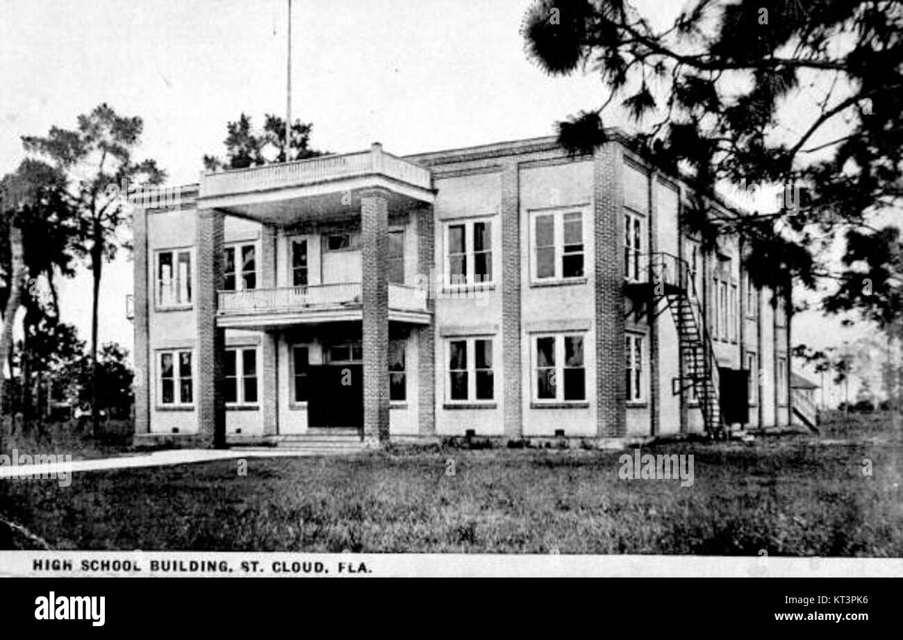 Dieses Bild zeigt eine High School in St. Cloud, Florida. Die Schule dient als Bildungseinrichtung in der lokalen Gemeinschaft und bietet verschiedene akademische und außerschulische Aktivitäten für Schüler an. Stockfoto
