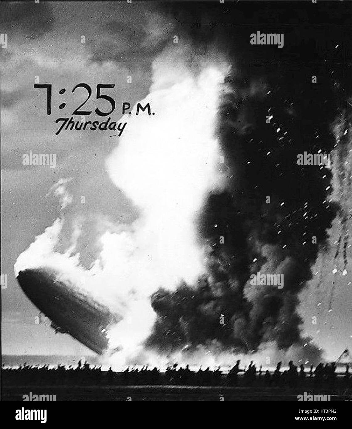 Die Hindenburg-Katastrophe ereignete sich am 6. Mai 1937, als das deutsche Luftschiff LZ 129 Hindenburg bei dem Versuch, in Lakehurst zu landen, in Brand geriet und abstürzte. Die Tragödie markierte das Ende der Ära der Luftschiffe. Stockfoto