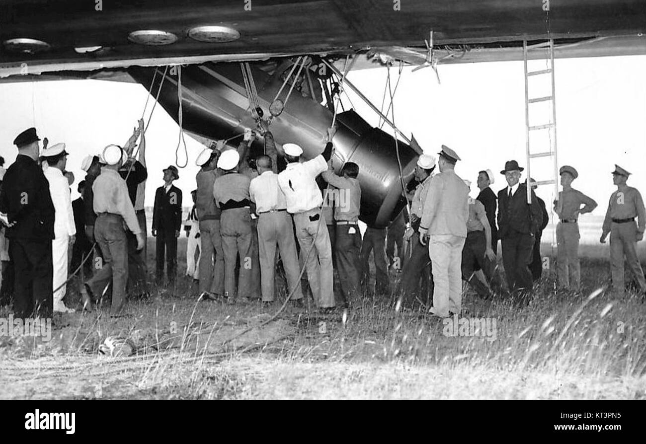 1936 trug das deutsche Passagierluftschiff LZ 129 Hindenburg ein leichtes Flugzeug als Fracht, das die Kapazität des Luftschiffs für den Transport großer und schwerer Güter demonstrierte. Diese Veranstaltung zeigte das Potenzial von Luftschiffen sowohl für den Passagier- als auch für den Frachttransport. Stockfoto