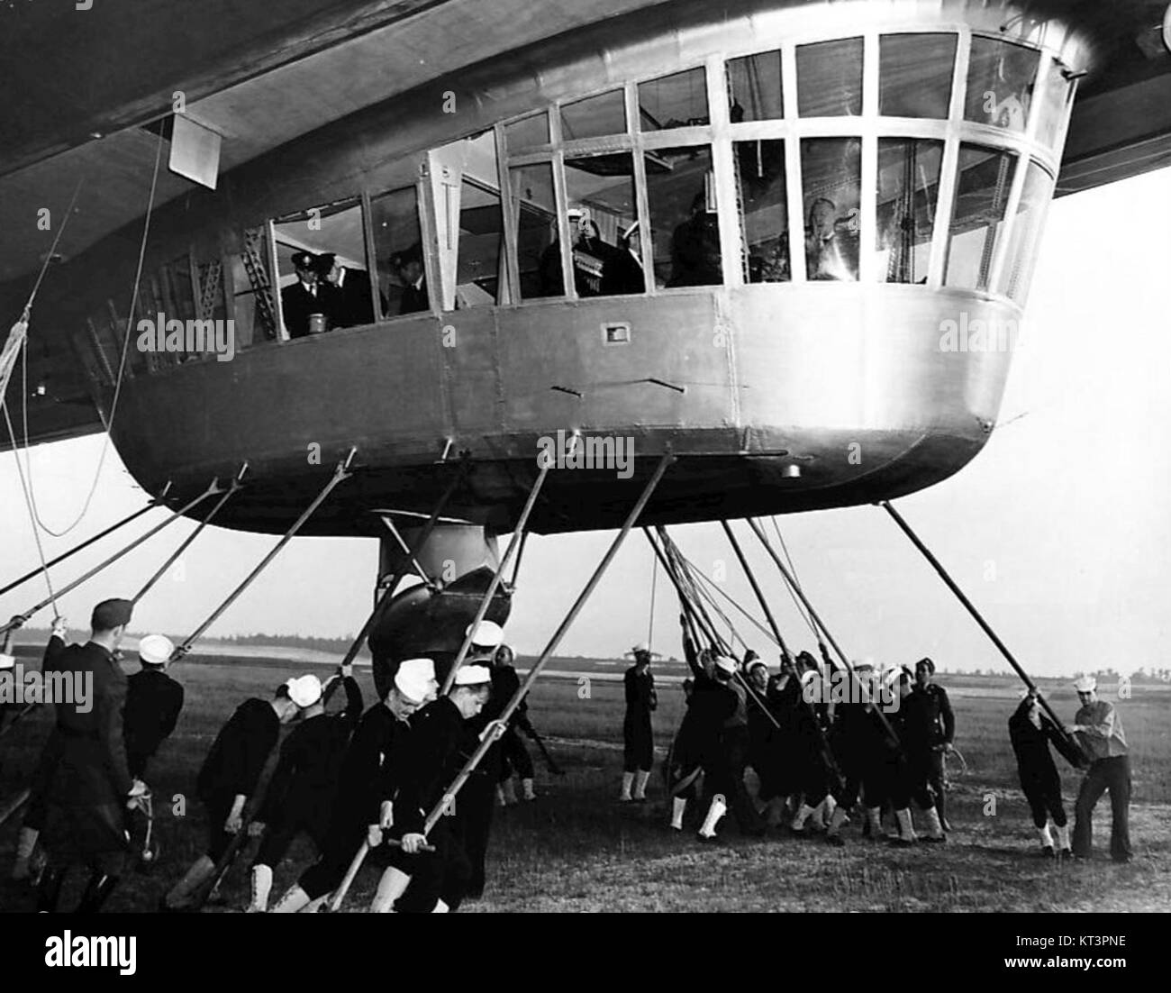Foto der Gondel und der Festmacherlinien des Luftschiffs Hindenburg, aufgenommen 1936, mit dem berühmten deutschen zeppelin. Stockfoto