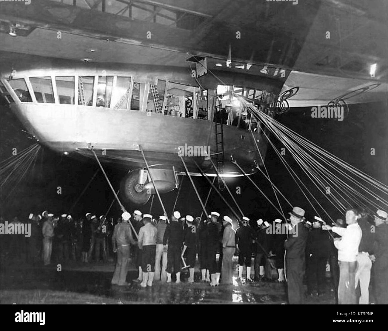 Die Hindenburg, ein deutsches Dirigible, ging 1936 nach einer transatlantischen Reise zurück nach Deutschland. Dieses Ereignis wurde Teil der Geschichte der Luftfahrt, die später von seinem tragischen Absturz im Jahr 1937 überschattet wurde. Stockfoto