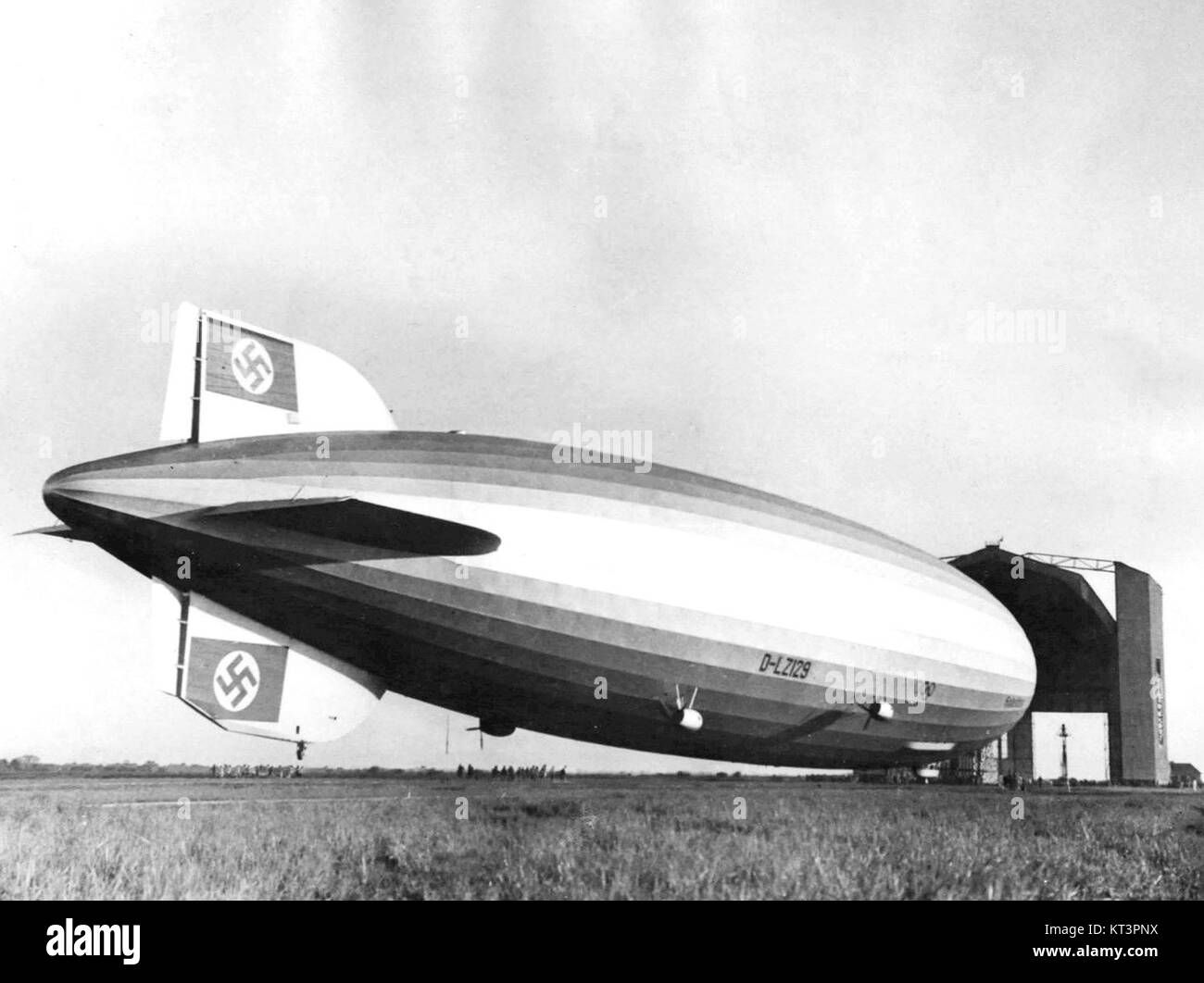 Das Luftschiff Hindenburg, das 1936 in Rio de Janeiro fotografiert wurde, war ein Symbol der technologischen Errungenschaften seiner Zeit und repräsentierte die deutsche Ingenieurskunst und die Luftfahrt. Stockfoto