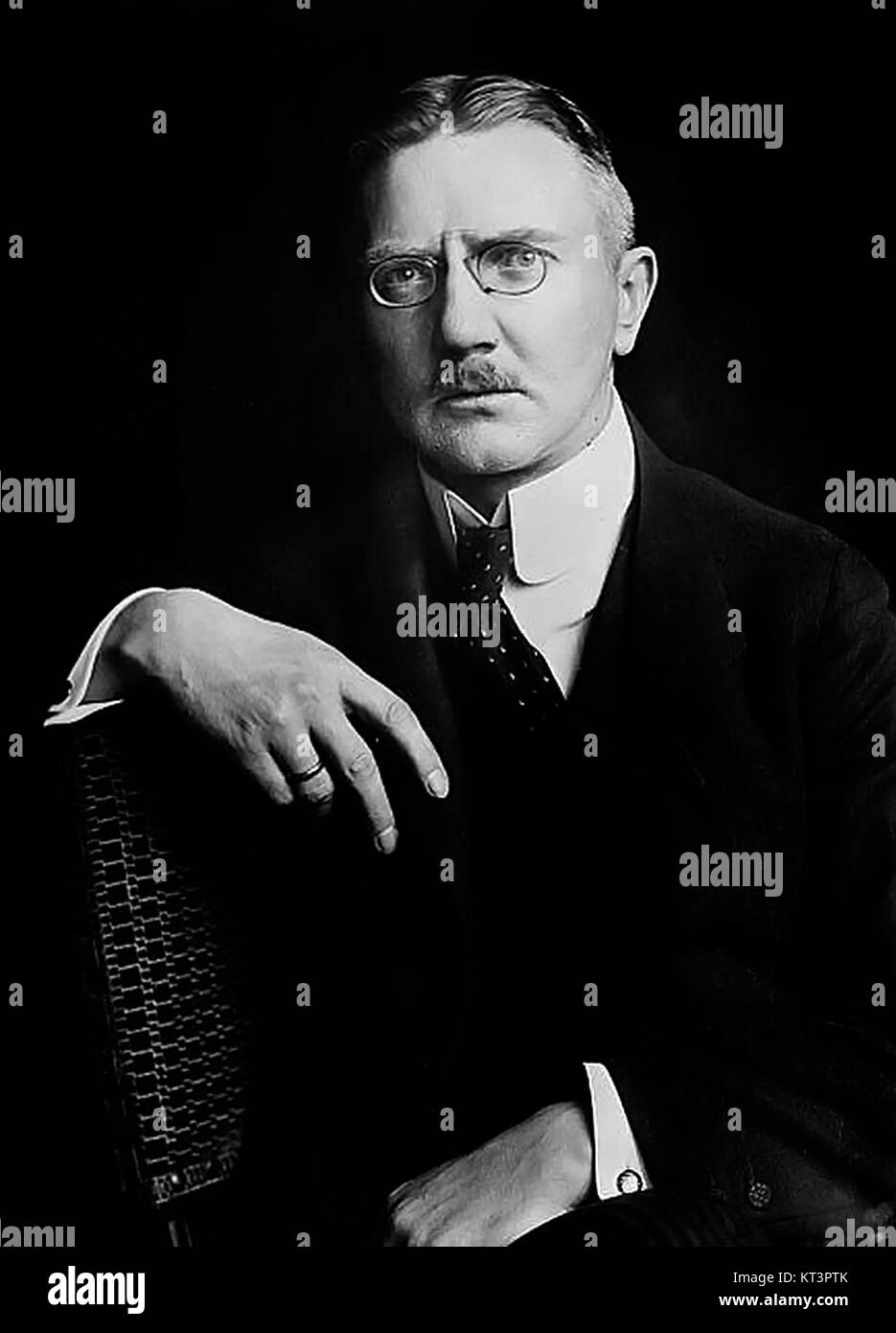 Hjalmar Schacht war ein deutscher Ökonom und Bankier, der eine wichtige Rolle in der Wirtschaftspolitik der Weimarer Republik und des Nazi-Deutschlands spielte. Er ist bekannt für seine umstrittene Beteiligung an der wirtschaftlichen Wiederbelebung Deutschlands und seiner Militarisierung während des Zweiten Weltkriegs Stockfoto