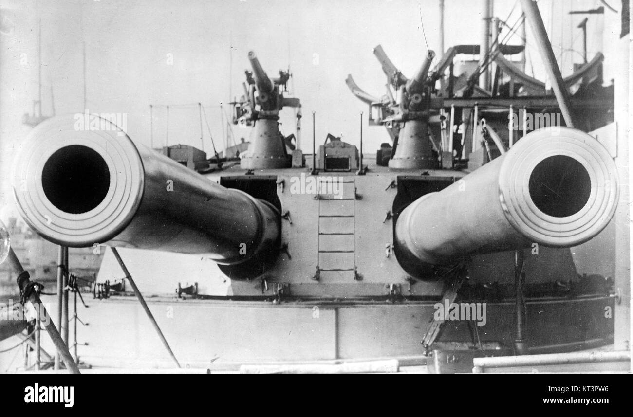 Die Geschütze der HMS Dreadnought, dem ersten großen Kriegsschiff der Royal Navy. Sein Design revolutionierte die Seekriegsführung und markierte einen bedeutenden Wandel in der militärischen Technologie. Stockfoto
