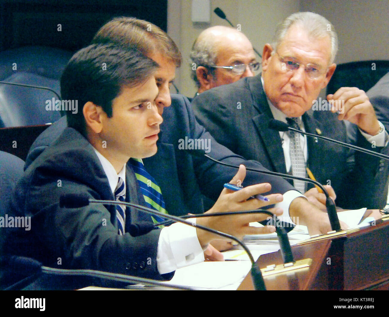 Haus wählen Sie Ausschuss für private Eigentumsrechte Vorsitzender Rep Marco Rubio, R - Miami, Links, guides Diskussion 2005-10-18 Stockfoto
