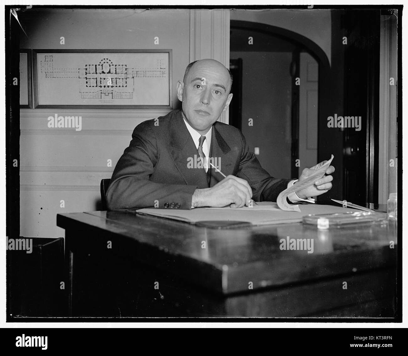 Howell G. CRIM ist eine Person, die in historischen oder beruflichen Zusammenhängen erwähnt werden kann. Der Verweis kann sich auf akademische, rechtliche oder gemeinwirtschaftliche Beiträge beziehen. Stockfoto