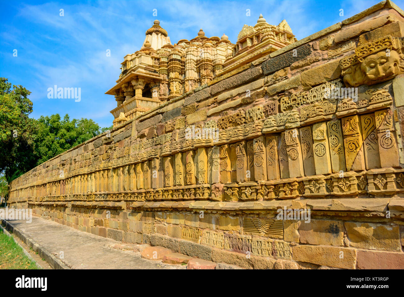In der Nähe der Seitenwand Chitragupta Hindu Tempel gegen den blauen Himmel - Khajuraho Madhya Pradesh, Indien Stockfoto