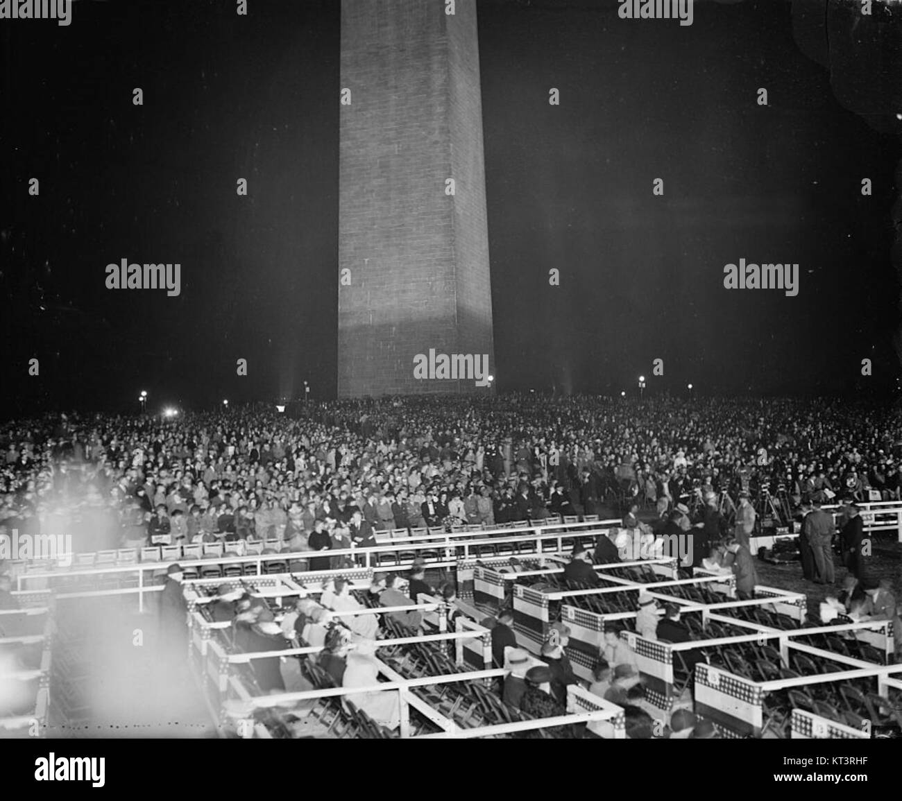 Eine riesige Menschenmenge versammelt sich, um der Rede eines Präsidenten zuzuhören und einen Moment von politischer Bedeutung festzuhalten. Die Veranstaltung beleuchtet das Engagement der Öffentlichkeit und die Macht der Rede bei der Gestaltung der Geschichte. Stockfoto