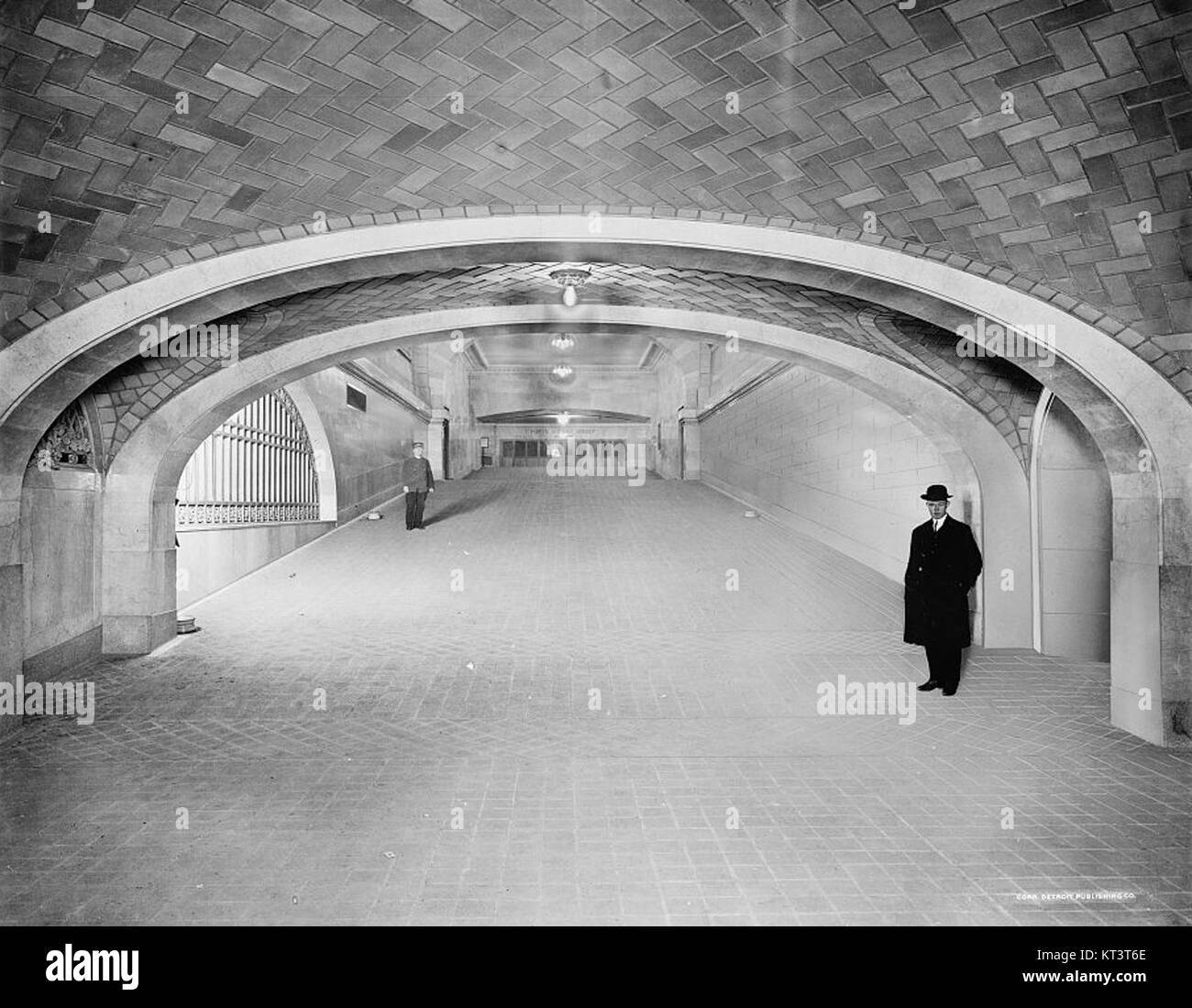 Dieses Bild zeigt die berühmte Steigung, die zur Vorstadthalle des Grand Central Terminals in New York City führt. Die Steigung ist Teil des architektonischen Entwurfs, der den Zugang zwischen der Haupthalle und den Unterbahnsteigen für Vorortzüge erleichtert. Stockfoto
