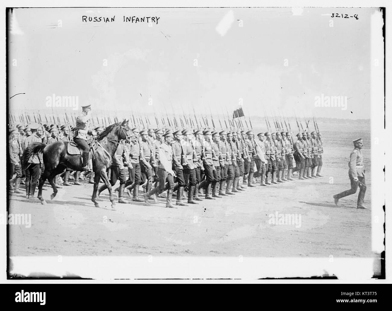 Ein Hinweis auf die russische Infanterie während des Ersten Weltkriegs, in dem ihre Rolle und ihr historischer Kontext während der Periode von 1914-1915 detailliert dargestellt werden. Stockfoto
