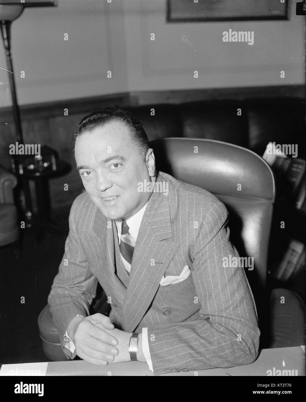 Ein informelles Foto von J. Edgar Hoover, dem ersten Direktor des FBI, das 1940 aufgenommen wurde. Das Bild zeigt Hoover mit einem seltenen, entspannten Lächeln, aufgenommen während einer Zeit intensiver Arbeit und öffentlicher Aufmerksamkeit. Stockfoto
