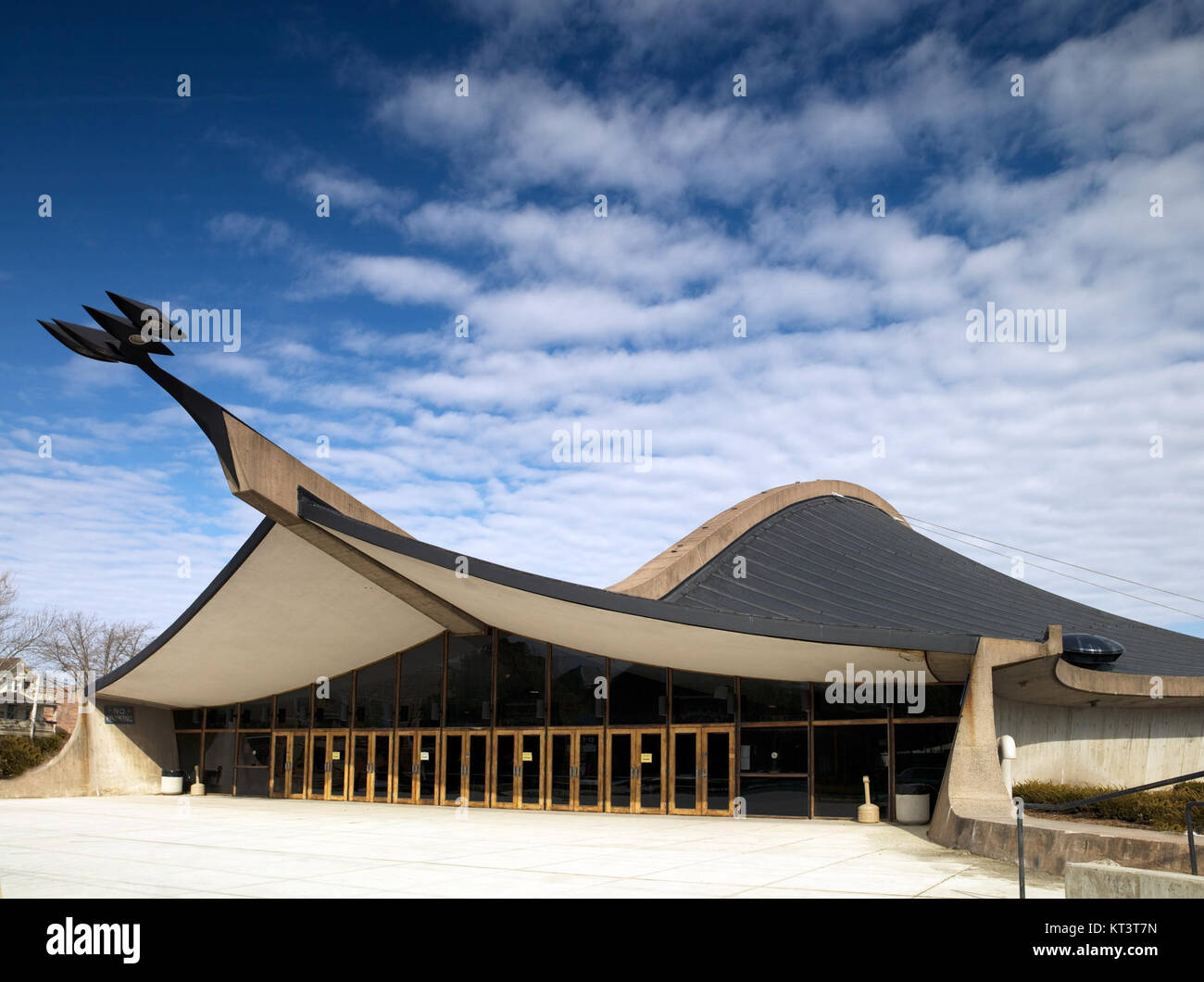 Die Ingalls Rink, die sich an der Yale University befindet, ist eine berühmte Eislaufbahn, die für ihre unverwechselbare moderne Architektur bekannt ist. Entworfen vom Architekten Eero Saarinen, ist es ein bedeutendes Beispiel für modernes Design der Mitte des Jahrhunderts und ein bedeutendes Gebäude auf dem Yale Campus. Stockfoto