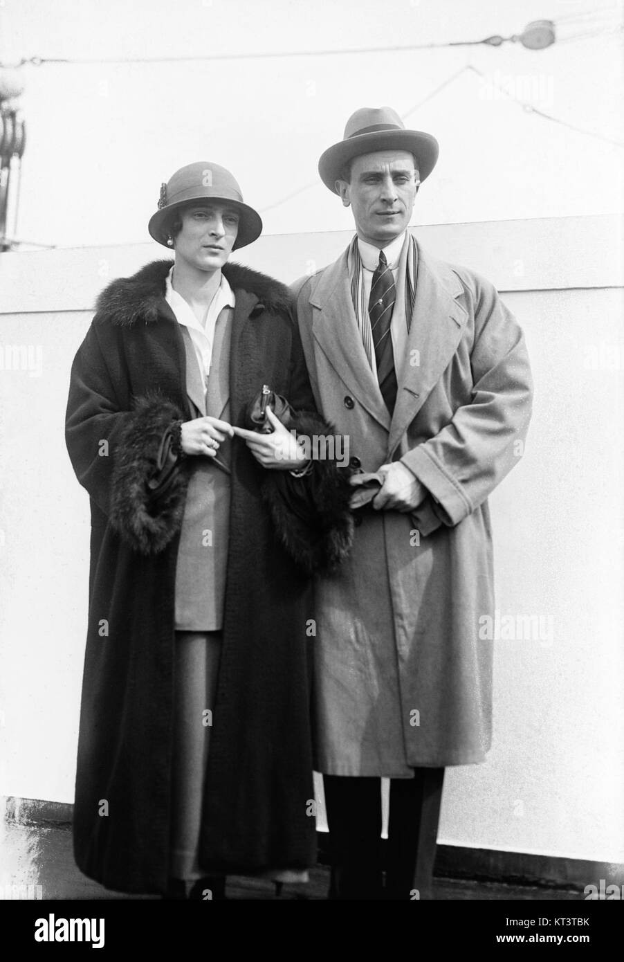 Irina und Felix, ein Paar im Exil, gefangen in einem ergreifenden Moment ihres Vertriebenen, symbolisiert die Kämpfe vieler Flüchtlinge im Laufe der Geschichte. Stockfoto
