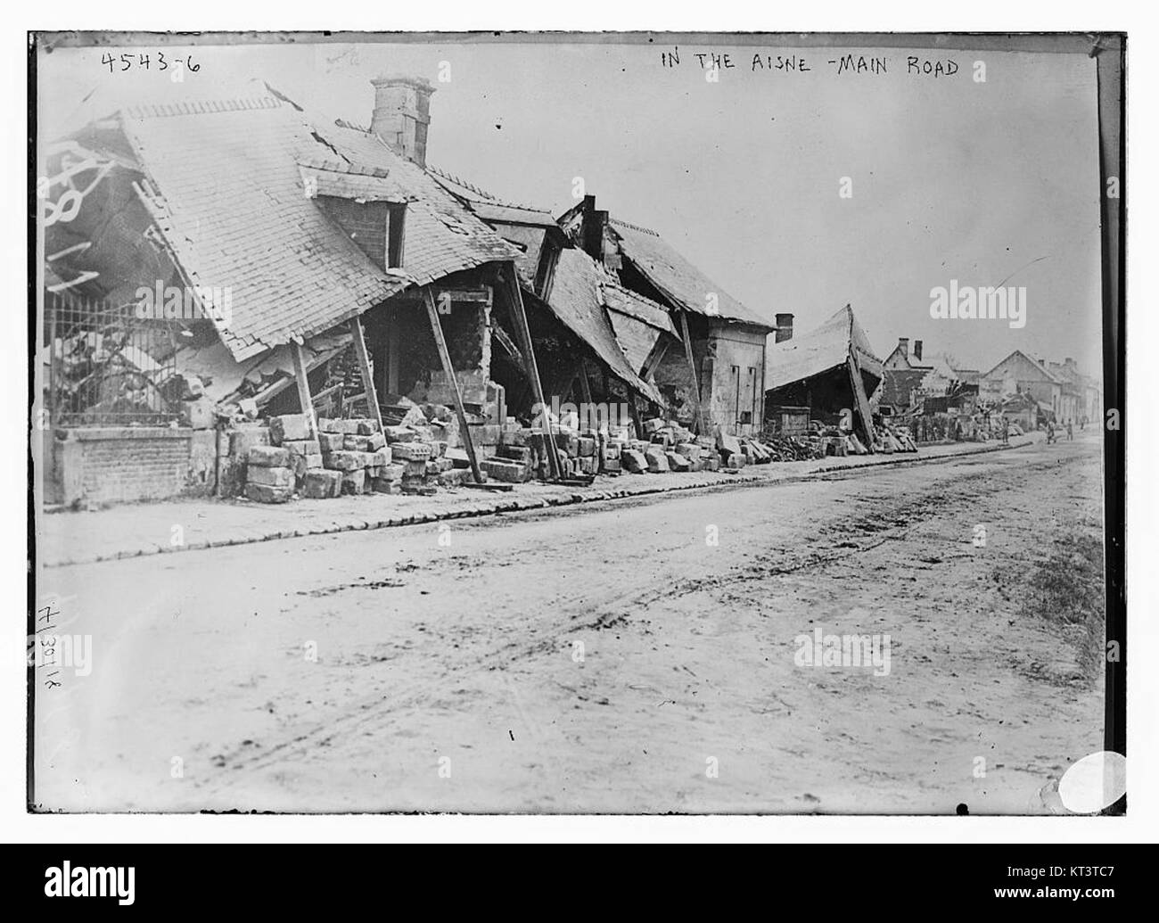 Ein Foto mit dem Titel *in der Aisne - Main Road*, das eine historische Szene auf der Hauptstraße des Flusses Aisne zeigt und einen Einblick in die historische Landschaft und Infrastruktur der Region bietet. Stockfoto