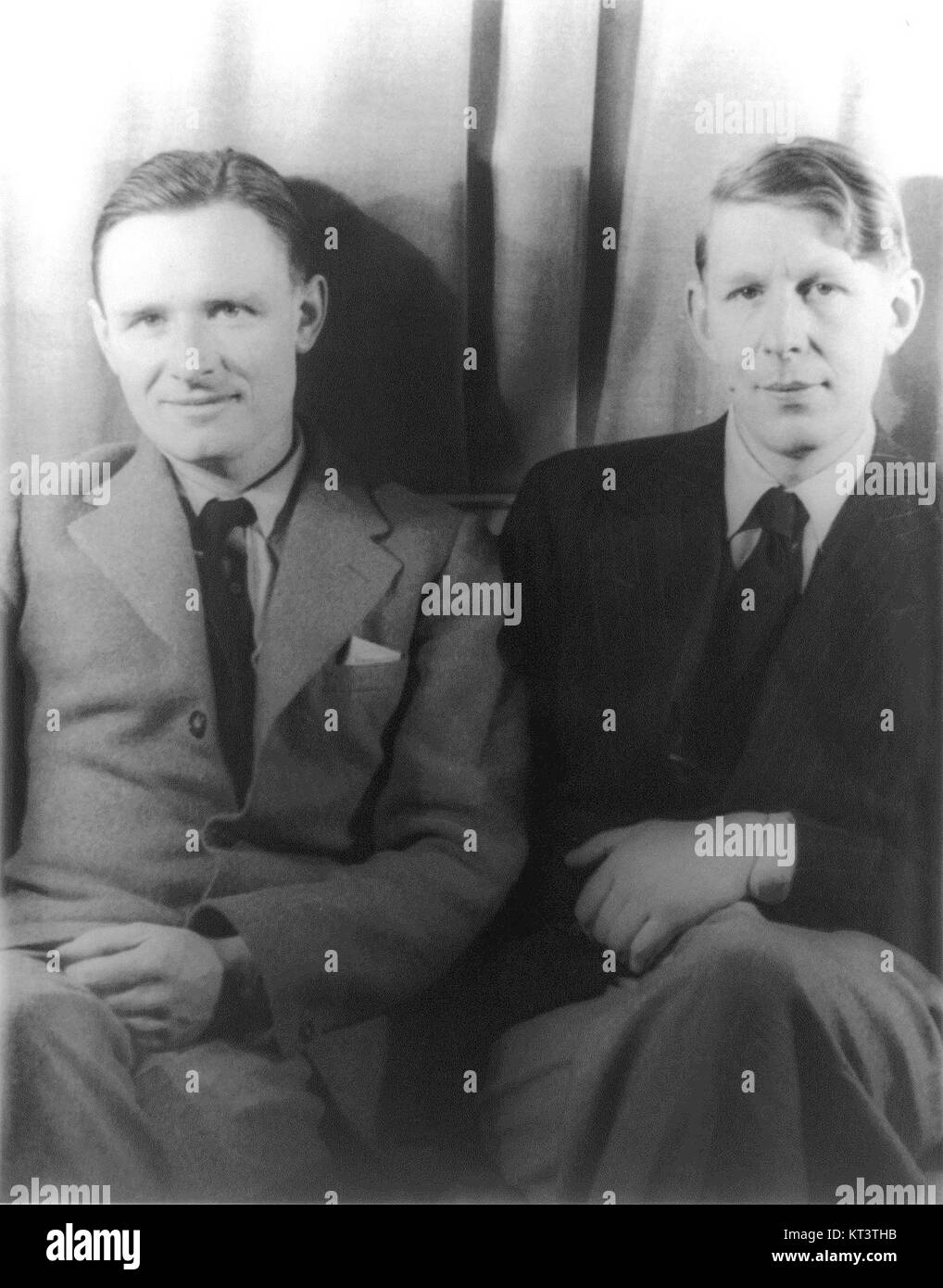 Dieses ikonische Foto von Carl van Vechten aus dem Jahr 1939 zeigt die berühmten Schriftsteller Christopher Isherwood und W.H. Auden. Es ist ein bedeutendes Stück in der Literatur- und Kulturgeschichte, das die Beziehung zwischen diesen beiden wichtigen Persönlichkeiten hervorhebt. Stockfoto
