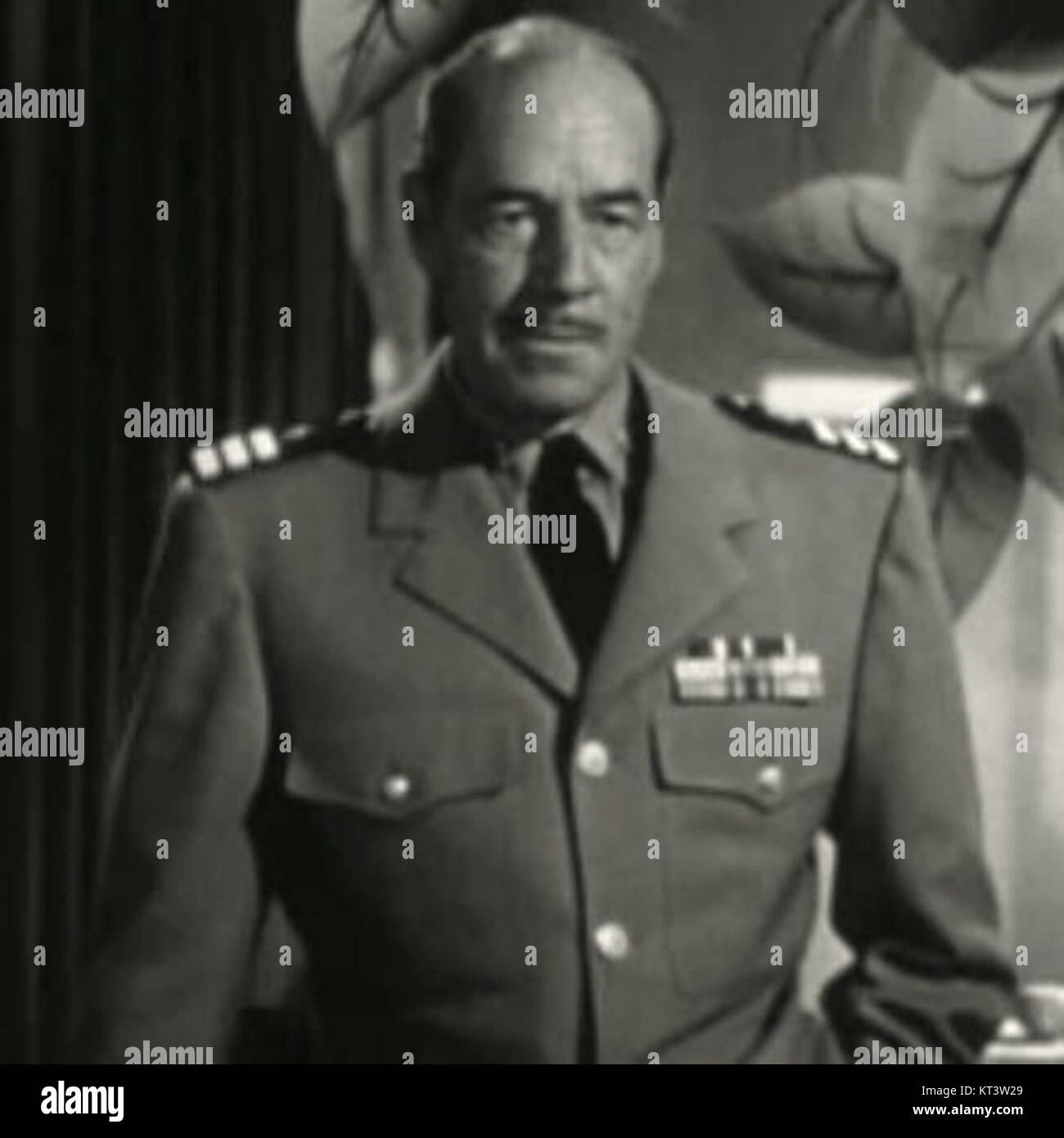 Dieses Werbebild aus dem Jahr 1946 zeigt den Schauspieler Jack Holt in einer Szene aus dem Film *The Chase*. Der Film, bekannt für seine intensive Action und sein Drama, wurde von Columbia Pictures veröffentlicht. Stockfoto