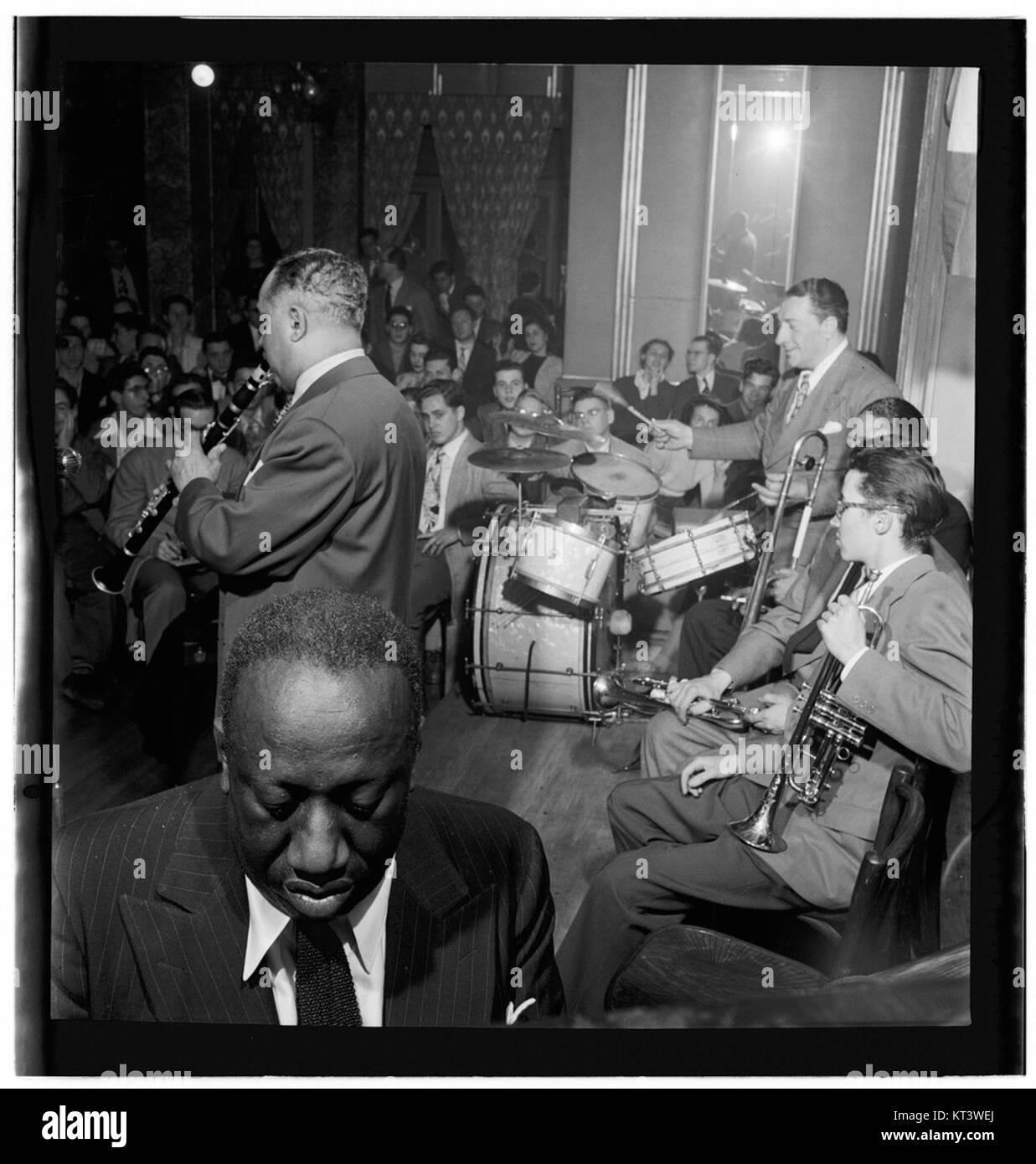 Dieses historische Foto zeigt prominente Jazzmusiker wie James P. Johnson, Albert Nicholas, Johnny Windhurst und andere, die um Juni 1947 in der Webster Hall in New York City auftraten. Das Bild spiegelt einen entscheidenden Moment in der Entwicklung des amerikanischen Jazz wider. Stockfoto