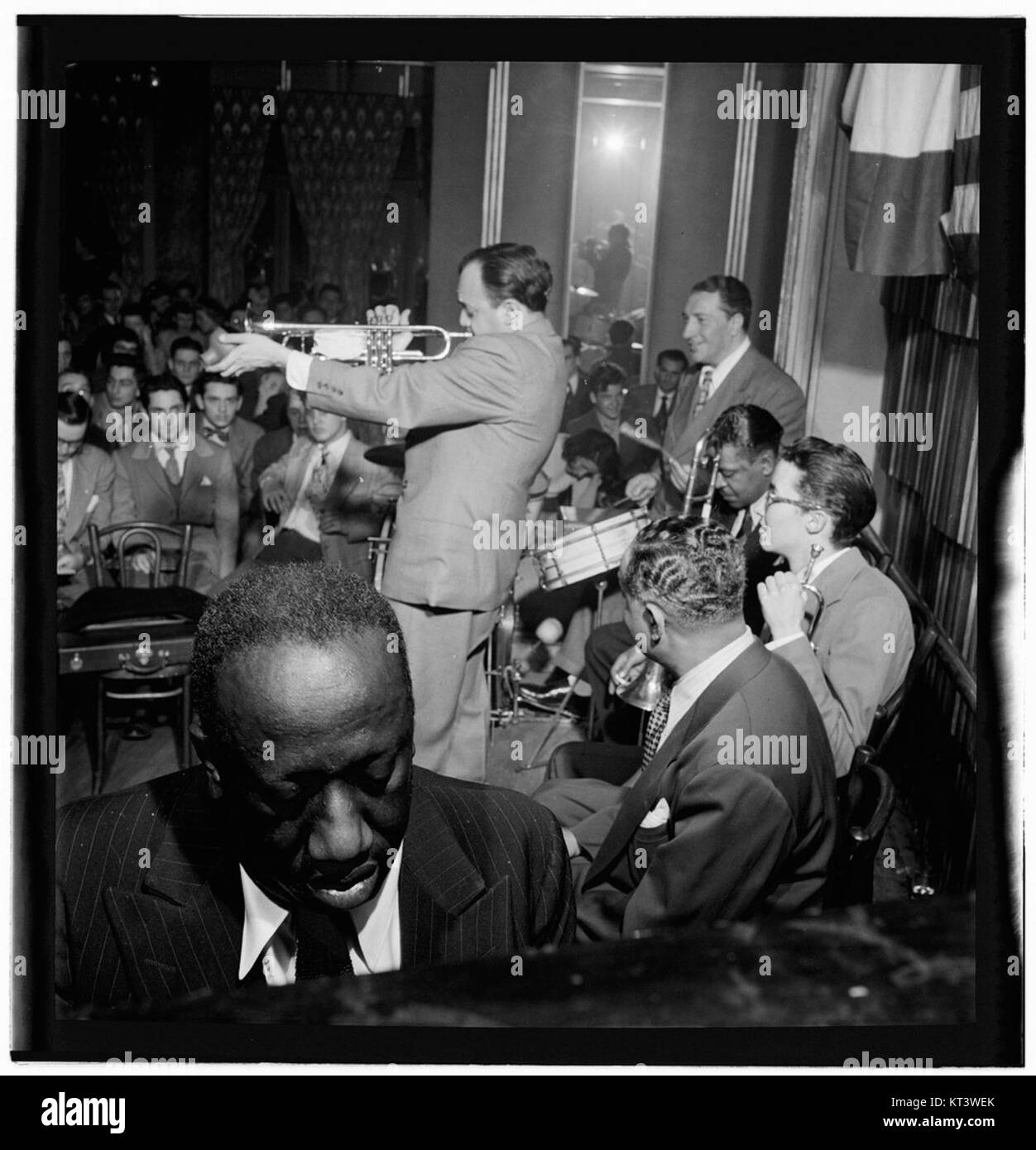 Dieses berühmte Foto von William P. Gottlieb aus dem Jahr 1947 zeigt die Jazzmusiker James P. Johnson, Marty Marsala, Albert Nicholas, Johnny Windhurst, Sandy Williams, und Danny Alvin tritt in der Webster Hall in New York auf und zeigt ihren Beitrag zur Jazzszene. Stockfoto