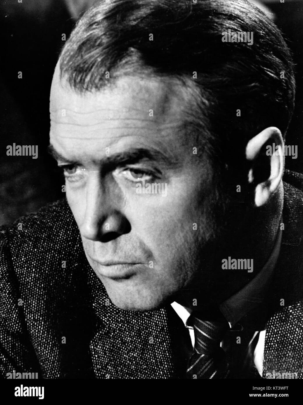 James Stewart war ein prominenter amerikanischer Schauspieler, weithin bekannt für seine Rollen in klassischen Filmen wie *IT’s a Wonderful Life* und *Rear Window*. Dieses Bild aus dem Jahr 1959 fängt Stewart in seiner Blüte als Hollywood-Hauptdarsteller ein. Stockfoto