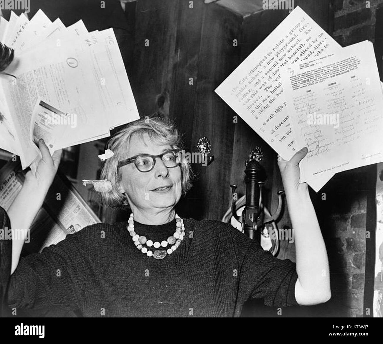 Jane Jacobs, eine renommierte Urbanistin und Schriftstellerin, wird für ihre einflussreiche Arbeit zur Stadtplanung gefeiert. Ihr Engagement für lebendige, gemeindezentrierte Städte und ihr Widerstand gegen großangelegte Stadterneuerungsprojekte prägten das städtebauliche Denken im 20. Jahrhundert neu. Stockfoto