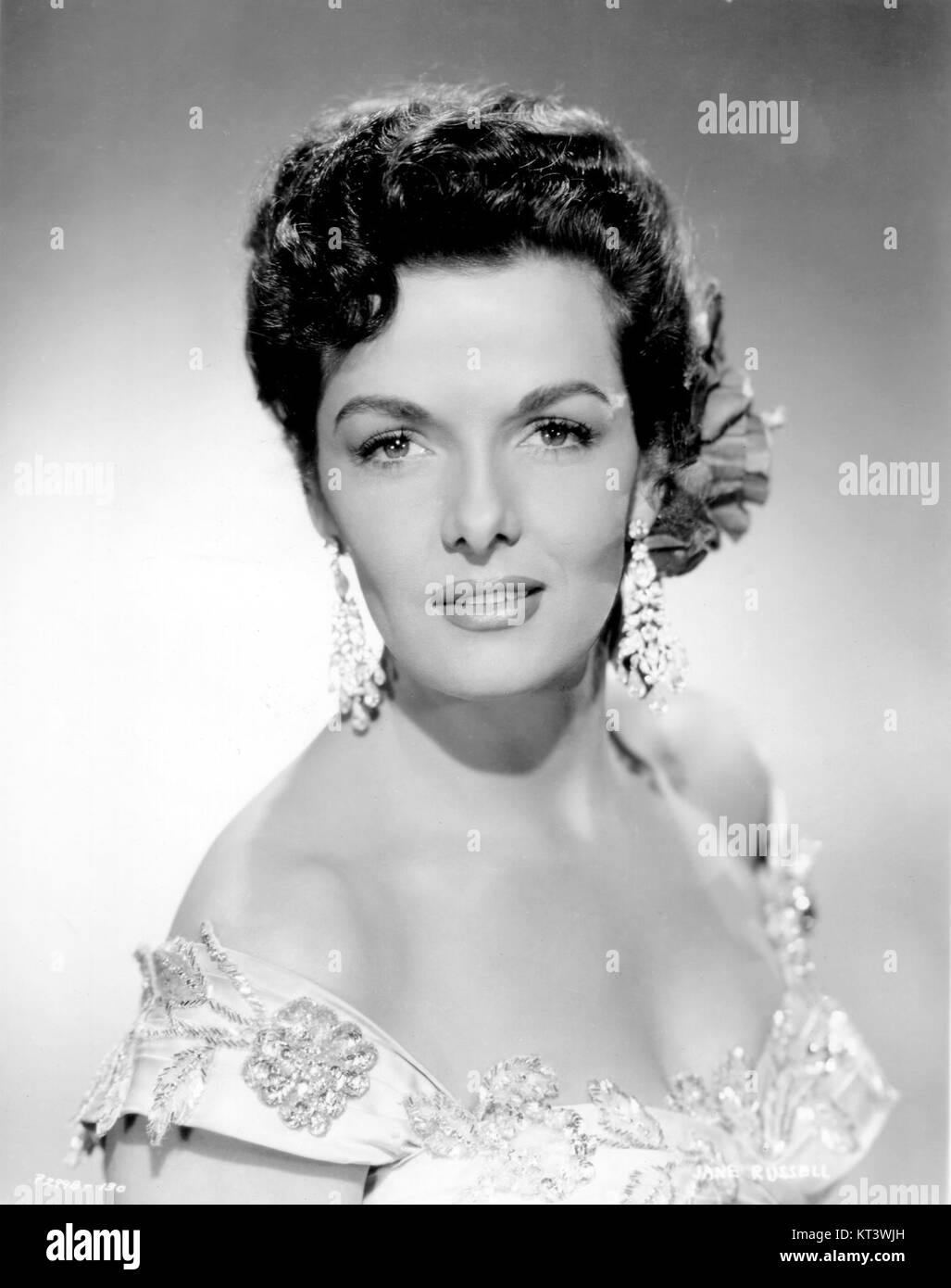 Ein Porträt von Jane Russell, einer amerikanischen Schauspielerin und Sängerin, die für ihre Rollen in klassischen Hollywood-Filmen bekannt ist. Sie war eine prominente Figur im goldenen Zeitalter des Kinos in den 1940er und 1950er Jahren Stockfoto