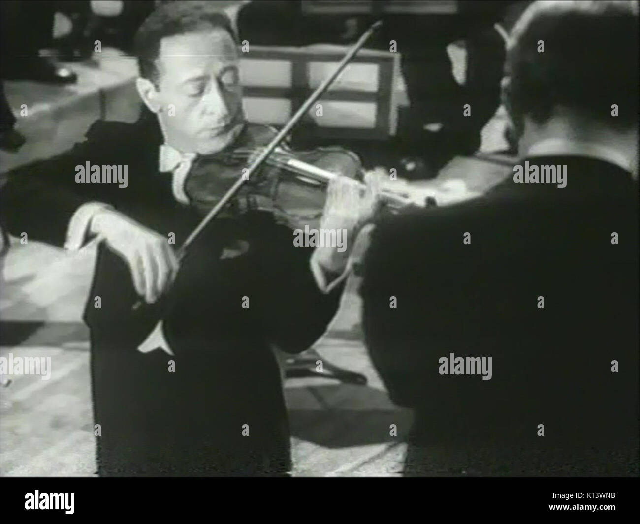 Jascha Heifetz, der renommierte Geiger, trat 1947 in der Carnegie Hall auf. Heifetz gilt als einer der größten Violinisten aller Zeiten, und diese Aufführung ist ein Beweis für sein außergewöhnliches Können und seine Kunstfertigkeit. Die Carnegie Hall, bekannt für ihre Gastgeberinnen und Gastgeberinnen legendärer Musiker, ist nach wie vor einer der führenden Konzerthäuser der Welt. Diese Vorstellung ist ein bedeutendes Ereignis in der Geschichte der klassischen Musik. Stockfoto