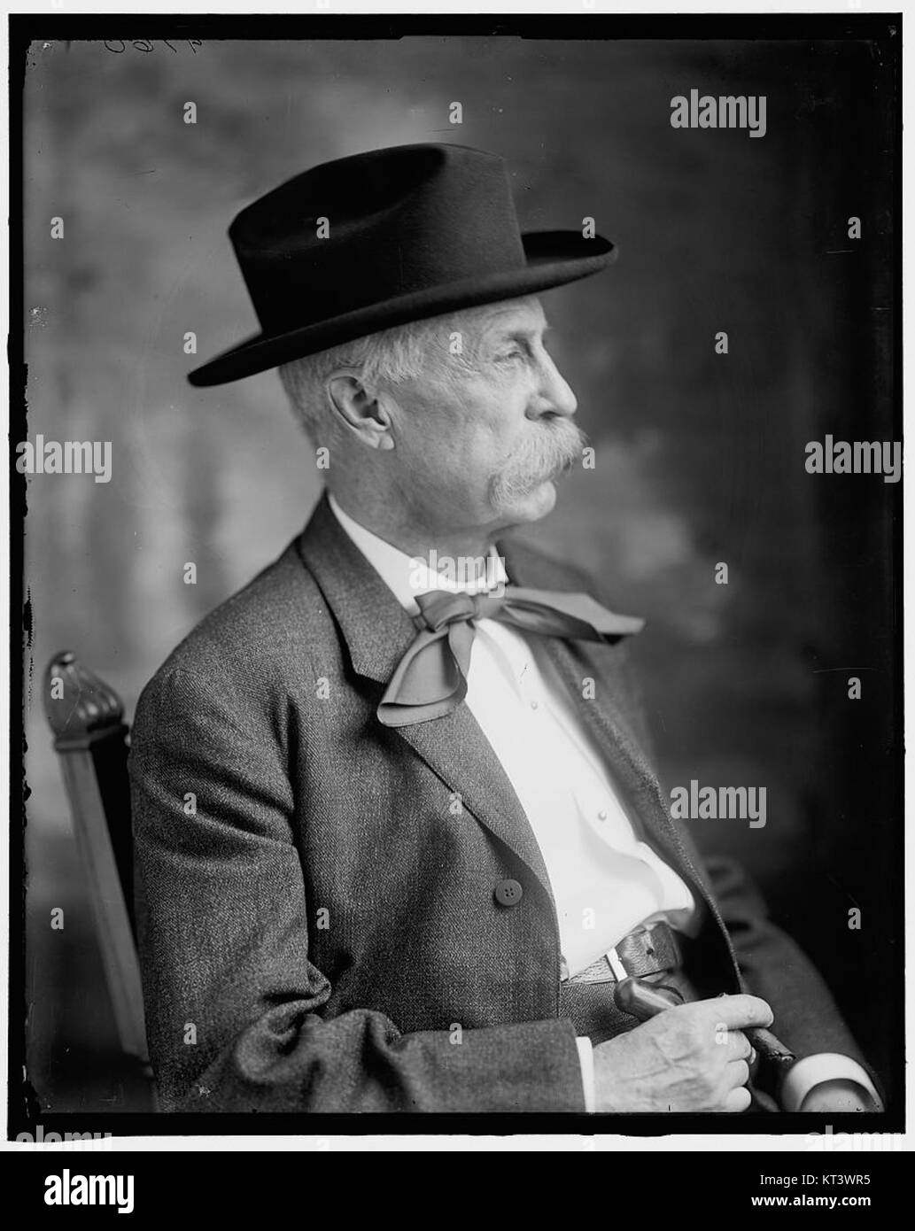 Ein Foto von JCS Blackburn, aufgenommen von Harris & Ewing, einem bekannten amerikanischen Fotostudio. Das Bild stellt Porträtfotografie aus dem frühen 20. Jahrhundert dar. Stockfoto