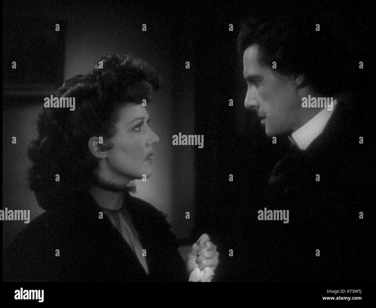 Jean Parker und John Carradine spielen die Hauptrollen in „Bluebeard“, einem Film aus dem Jahr 1944, der auf der Geschichte des berüchtigten französischen Serienmörders basiert. Der Film ist bekannt für seine Geheimnisse, Thriller-Elemente und die Darbietungen der Hauptdarsteller. Stockfoto