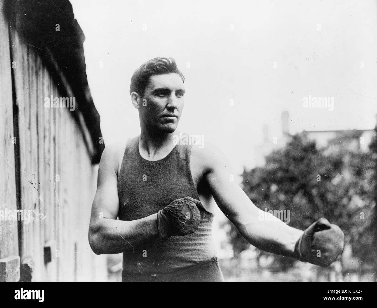 Jess Willard war Anfang des 20. Jahrhunderts ein prominenter amerikanischer Boxmeister im Schwergewicht, bekannt für seinen Sieg über Jack Johnson im Jahr 1915. Stockfoto