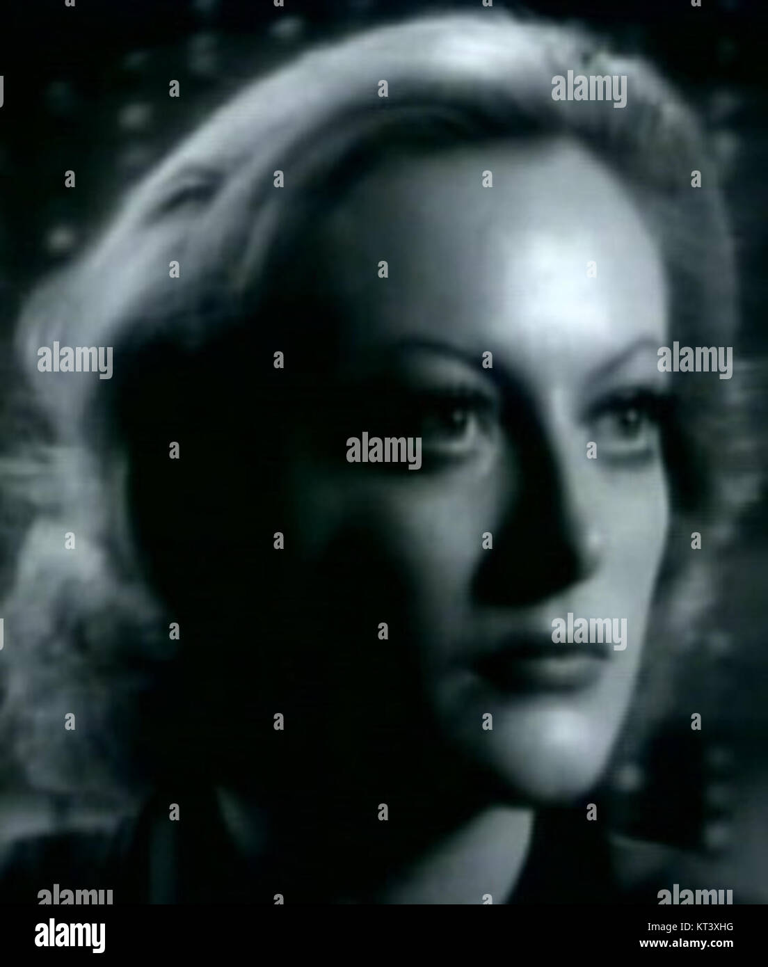 Joan Crawford spielt 1932 in dem Film *Rain* eine Frau, die sich mit persönlichen Kämpfen auseinandersetzen muss, während sie an einem tropischen Ort gestrandet ist. Der Film beschäftigt sich mit Themen wie Moral und menschliche Widerstandskraft. Stockfoto