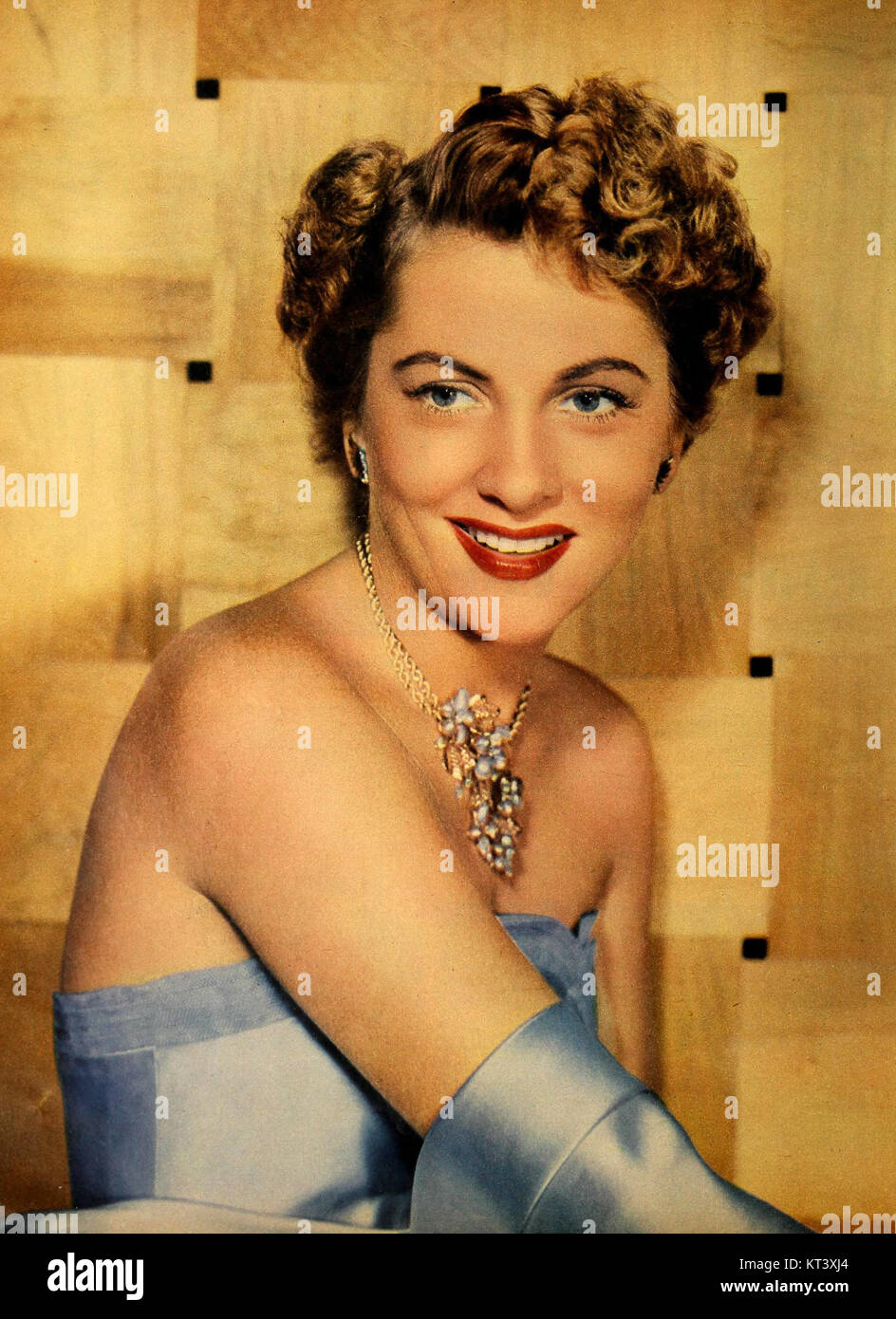 Joan Fontaine, eine US-amerikanische Schauspielerin, ist hier in einem Bild von 1951 zu sehen. Fontaine war bekannt für ihre Arbeit in klassischen Filmen, die oft komplexe Charaktere verschiedener Genres darstellte. Stockfoto