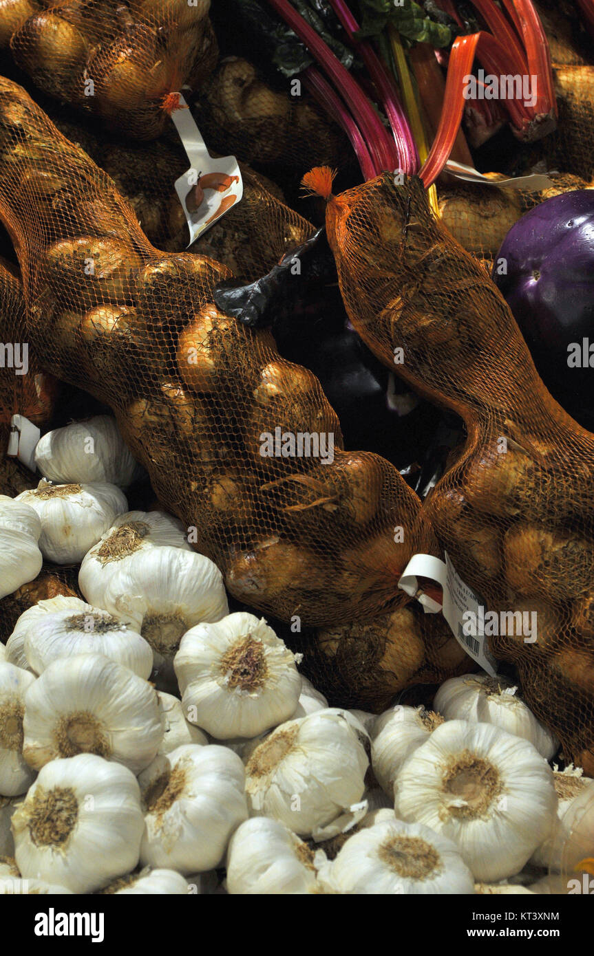 Eine Vielzahl von Knoblauch Zwiebeln auf Verkauf zu einem Bauernmarkt auf der Insel Wight. geröstet und Weißer Knoblauch Sorten für den Verkauf in einem Laden für Aromen. Stockfoto