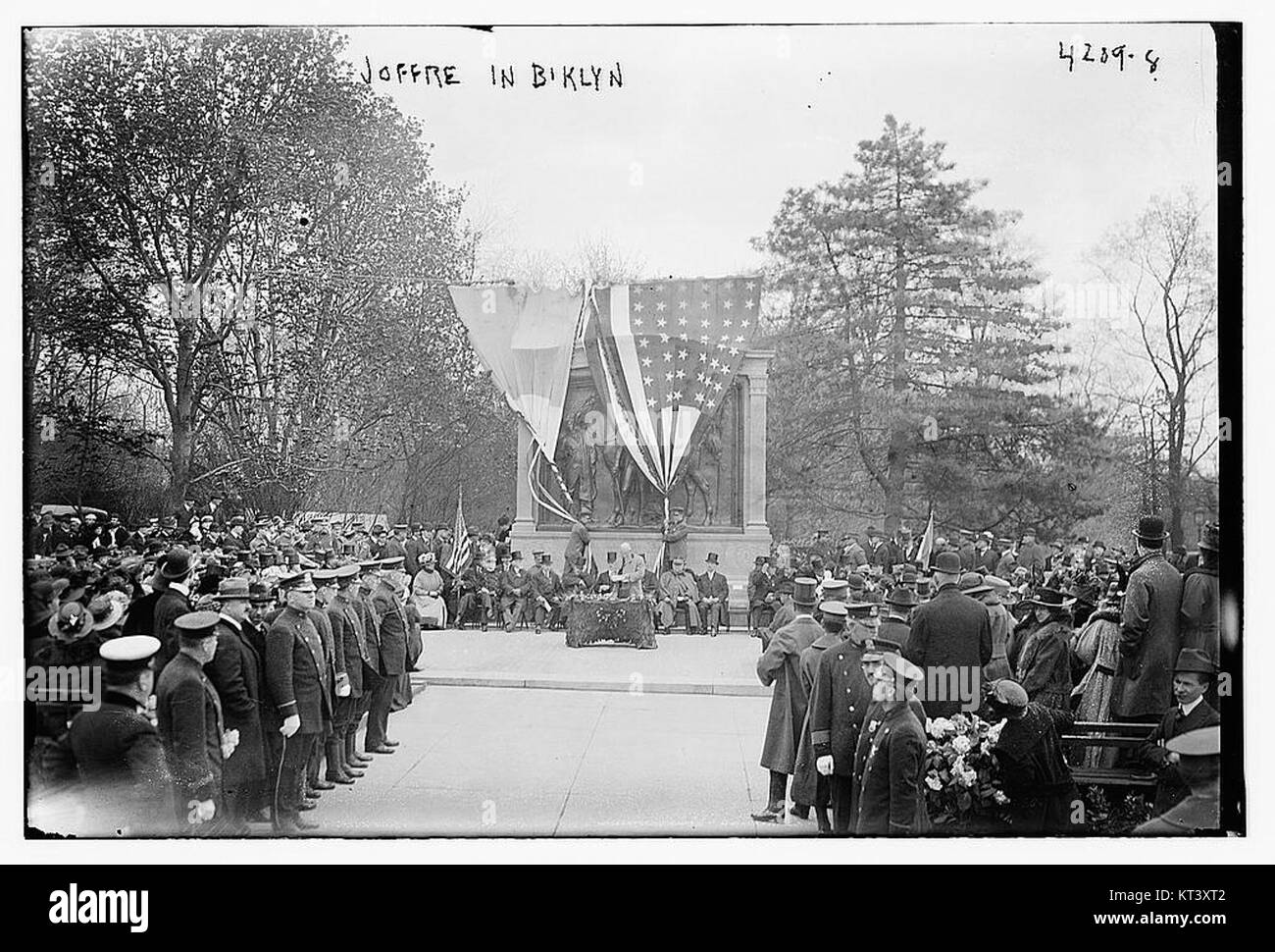 Das Bild fängt einen Moment ein, als General Joseph Joffre, ein französischer Militärführer, Brooklyn besuchte. Joffre spielte eine wichtige Rolle im Ersten Weltkrieg Stockfoto