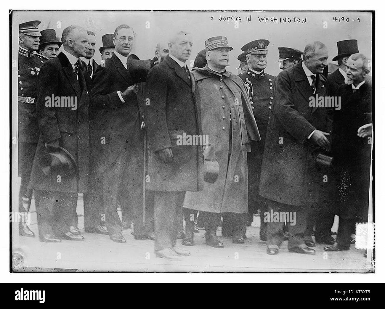 Das Bild zeigt eine Darstellung von Joffre in Washington, wahrscheinlich bezogen auf ein historisches Ereignis oder einen Besuch des französischen Militärführers Joseph Joffre in den Vereinigten Staaten während des Ersten Weltkriegs Stockfoto