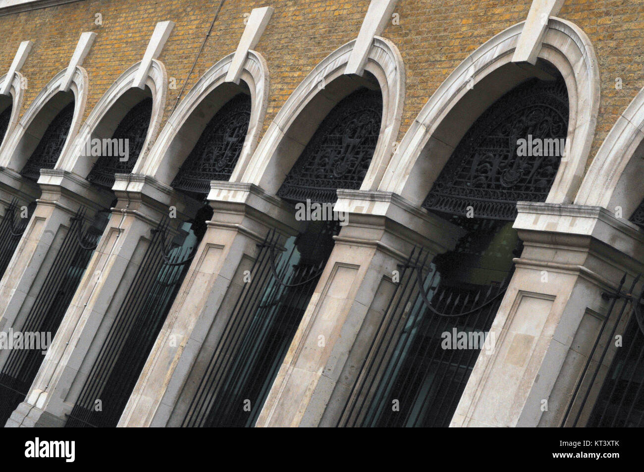 Eine Reihe von Bögen und Säulen in einem klassischen architektonischen Stil auf ein Gebäude im Zentrum von London, ein Muster oder eine abstrakte Wirkung. Stockfoto