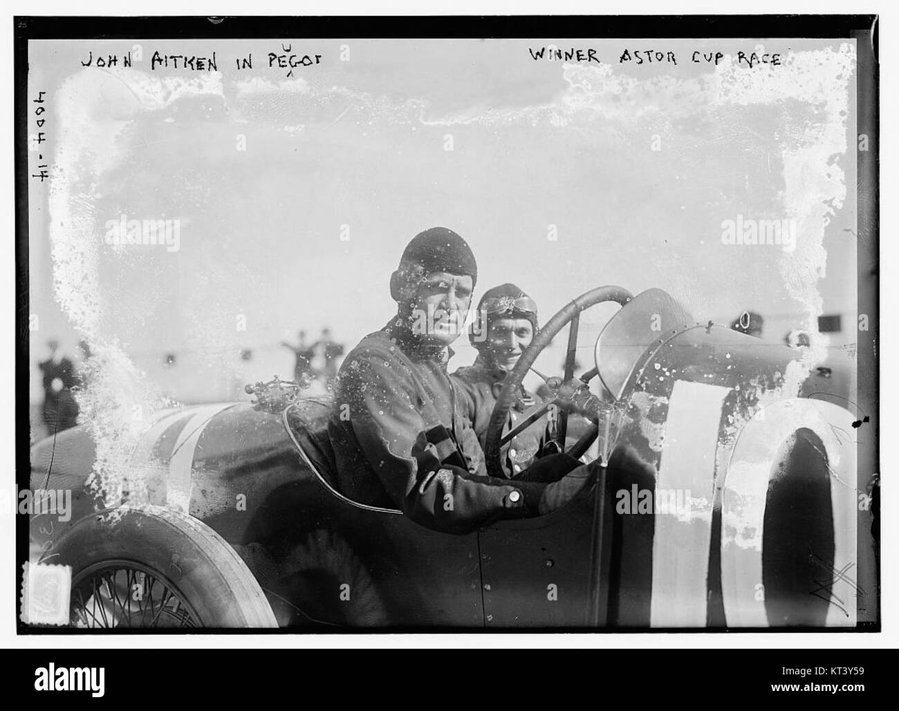 John Aitken fährt mit einem Peugeot, nachdem er das prestigeträchtige Astor Cup Race gewonnen hat. Das Bild fängt ihn während des Wettbewerbs in Aktion ein. Stockfoto