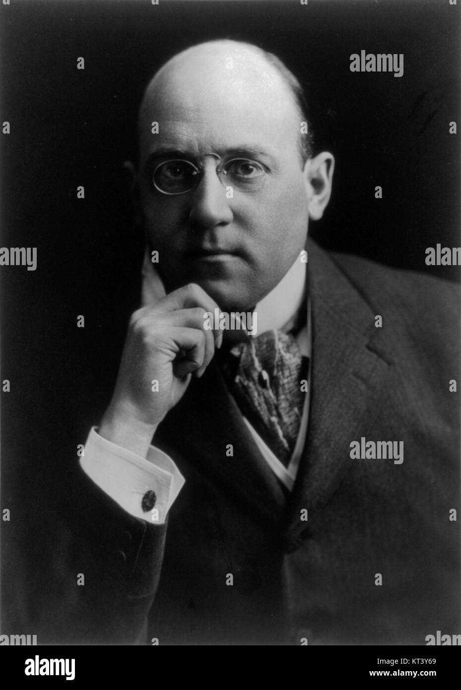 John Barrett (1866–1938) war ein bemerkenswerter Mensch auf dem Gebiet der Diplomatie und der internationalen Beziehungen. Sein Porträt, das wahrscheinlich Anfang des 20. Jahrhunderts aufgenommen wurde, stellt eine bedeutende historische Figur aus dieser Zeit dar. Stockfoto