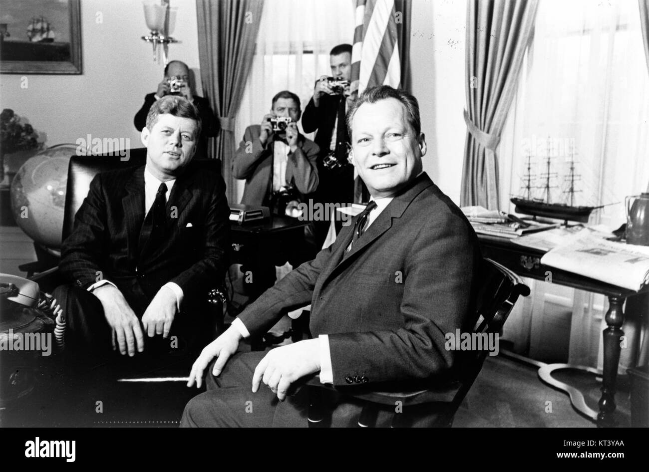 Ein historisches Foto, auf dem US-Präsident John F. Kennedy am 13. März 1961 mit dem Bundeskanzler Willy Brandt zusammentreffte. Das Bild spiegelt die diplomatischen Beziehungen zwischen den Vereinigten Staaten und der Bundesrepublik Deutschland Anfang der 1960er Jahre wider Stockfoto