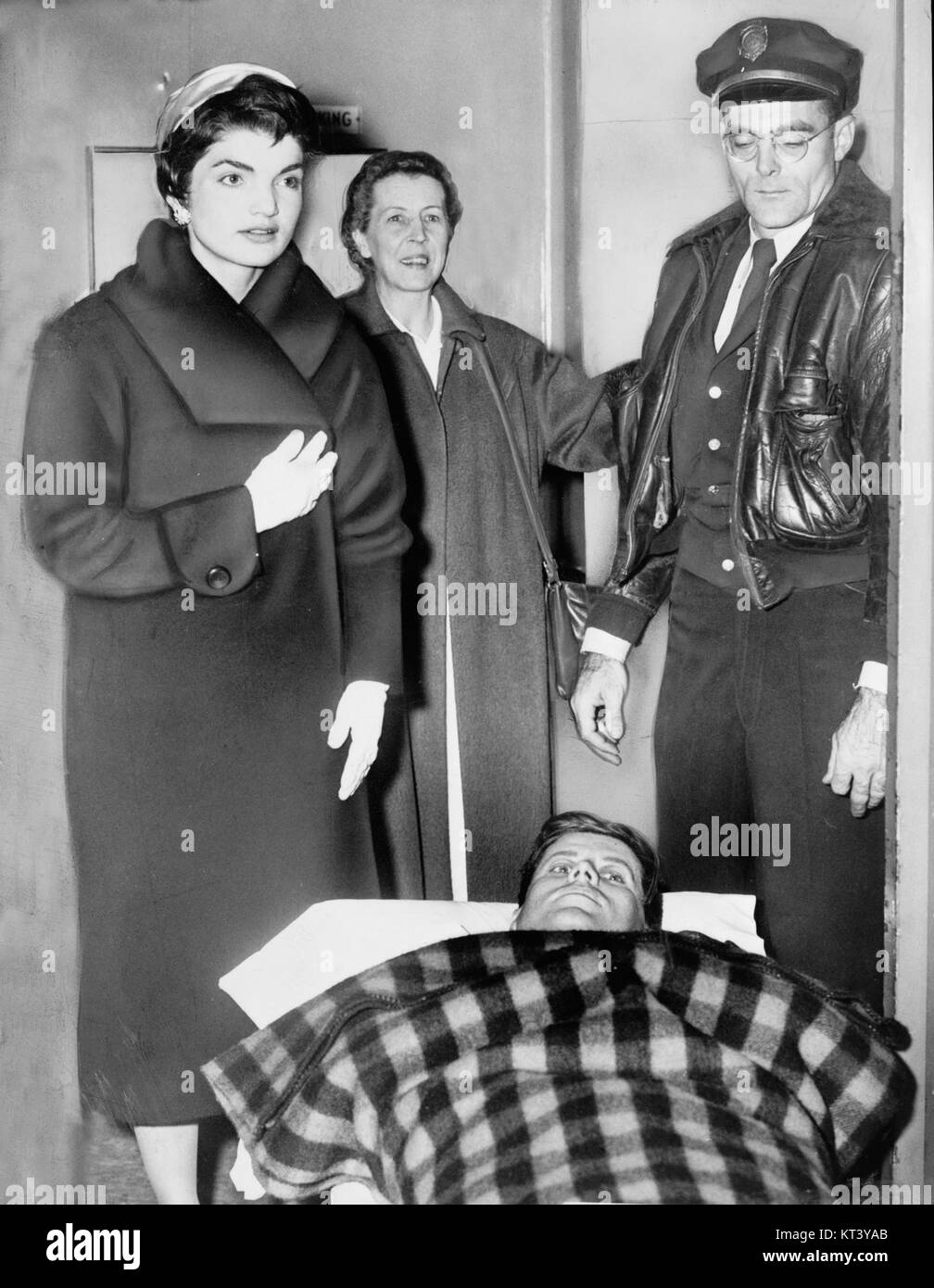 Ein Foto von John F. Kennedy auf einer Liege, aufgenommen während eines entscheidenden Moments der amerikanischen Geschichte. Das Bild zeigt ein bedeutendes historisches Ereignis, als Präsident Kennedy nach der Aufnahme am 22. November 1963 in Dallas, Texas, ins Krankenhaus gebracht wurde. Das Foto ist eine düstere Erinnerung an einen tragischen Moment in der US-Geschichte und fängt die Schwerfälligkeit des Ereignisses ein. Stockfoto