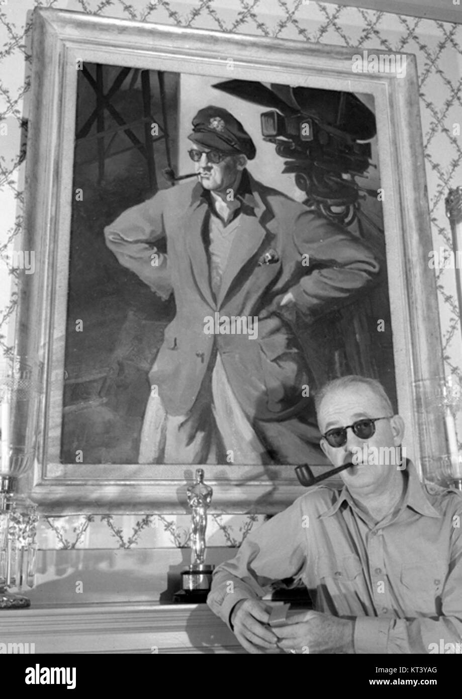 John Ford, ein ikonischer US-amerikanischer Filmregisseur, ist für seine bedeutenden Beiträge zu Hollywood, insbesondere im westlichen Genre, bekannt. Dieses Bild von 1946 fängt ihn während seiner Karriere ein. Stockfoto