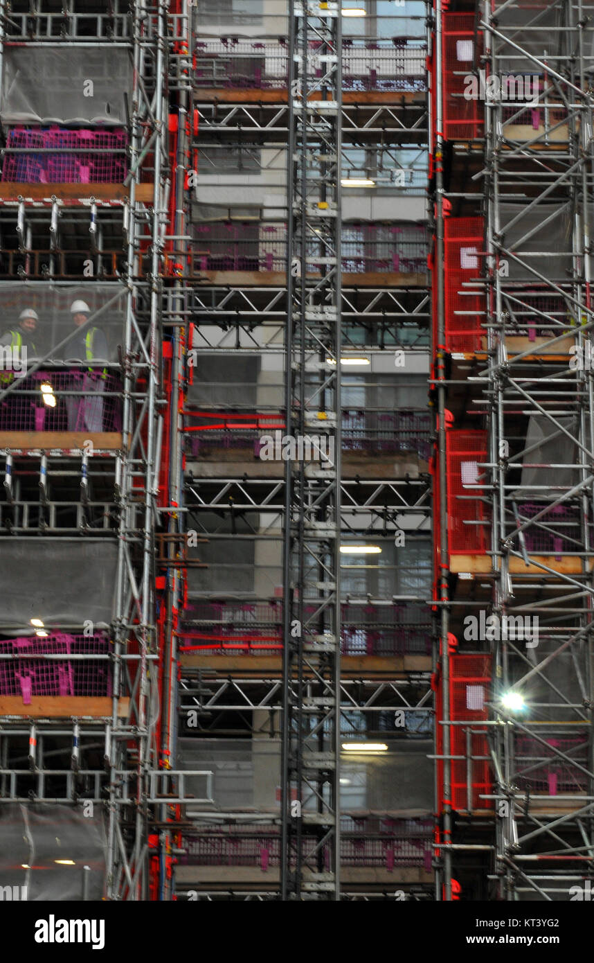 Ein hohes Gerüst errichtet auf der Seite eines neuen Baustelle im Zentrum von London. Bau-Plattformen für neue Builds und sicheren Zugang. Stockfoto