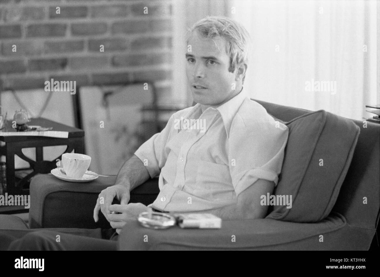 John McCain, US-Senator und Militärheld, wird 1974 während seiner frühen politischen Karriere gezeigt. McCain ist eine prominente Persönlichkeit in der amerikanischen Politik und wird für seinen Dienst am Land und seine einflussreiche Rolle in der US-Regierung in Erinnerung gerufen. Stockfoto