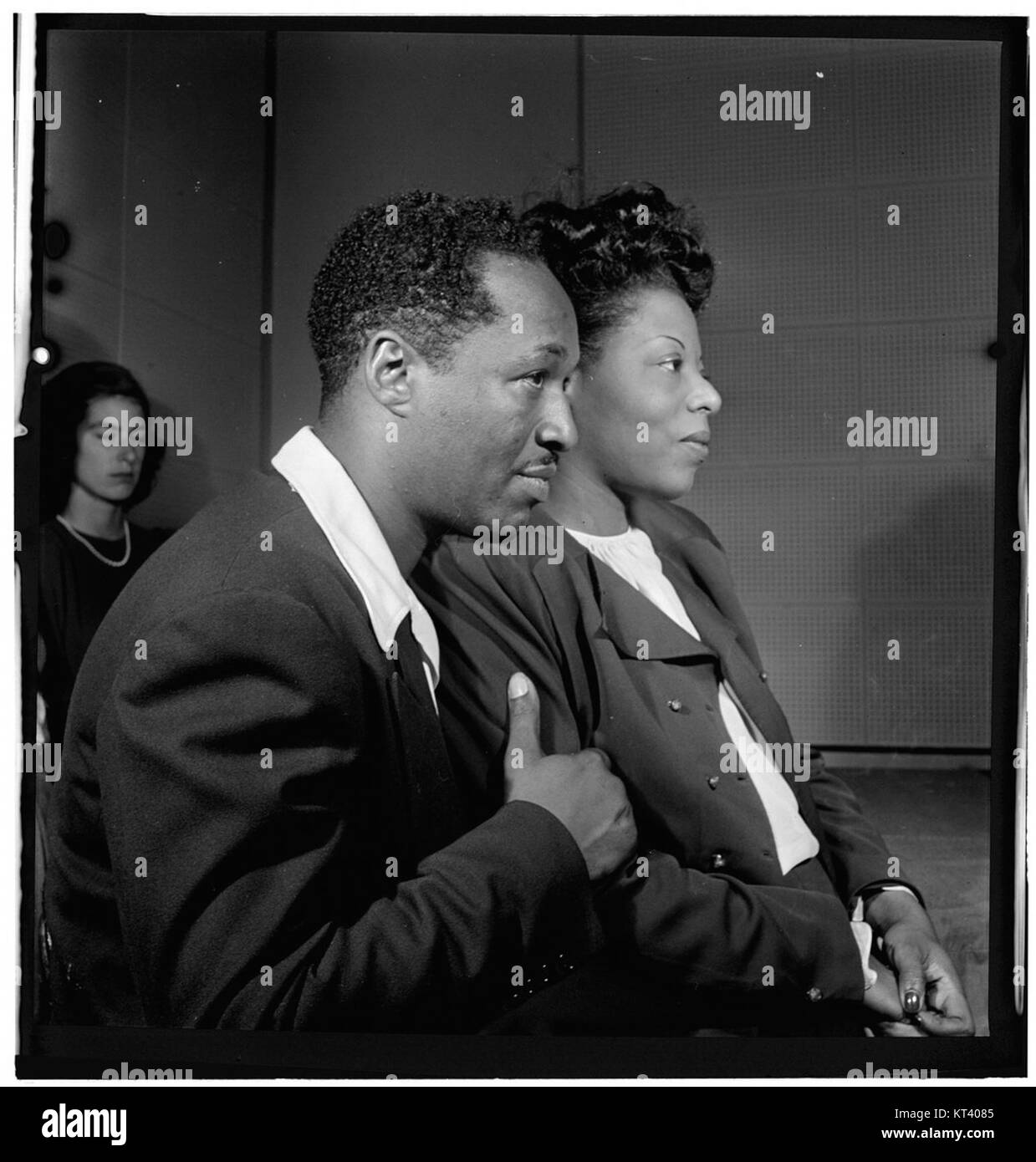 Josh White und Mary Lou Williams, fotografiert im Oktober 1947, waren einflussreiche amerikanische Musiker. White war Blues-, Folk- und Gospel-Sänger, während Williams ein Pionier im Jazz-Pianist und -Komponist war. Das Bild erfasst sie während einer gemeinsamen Performance oder einer Aufzeichnungssitzung. Stockfoto
