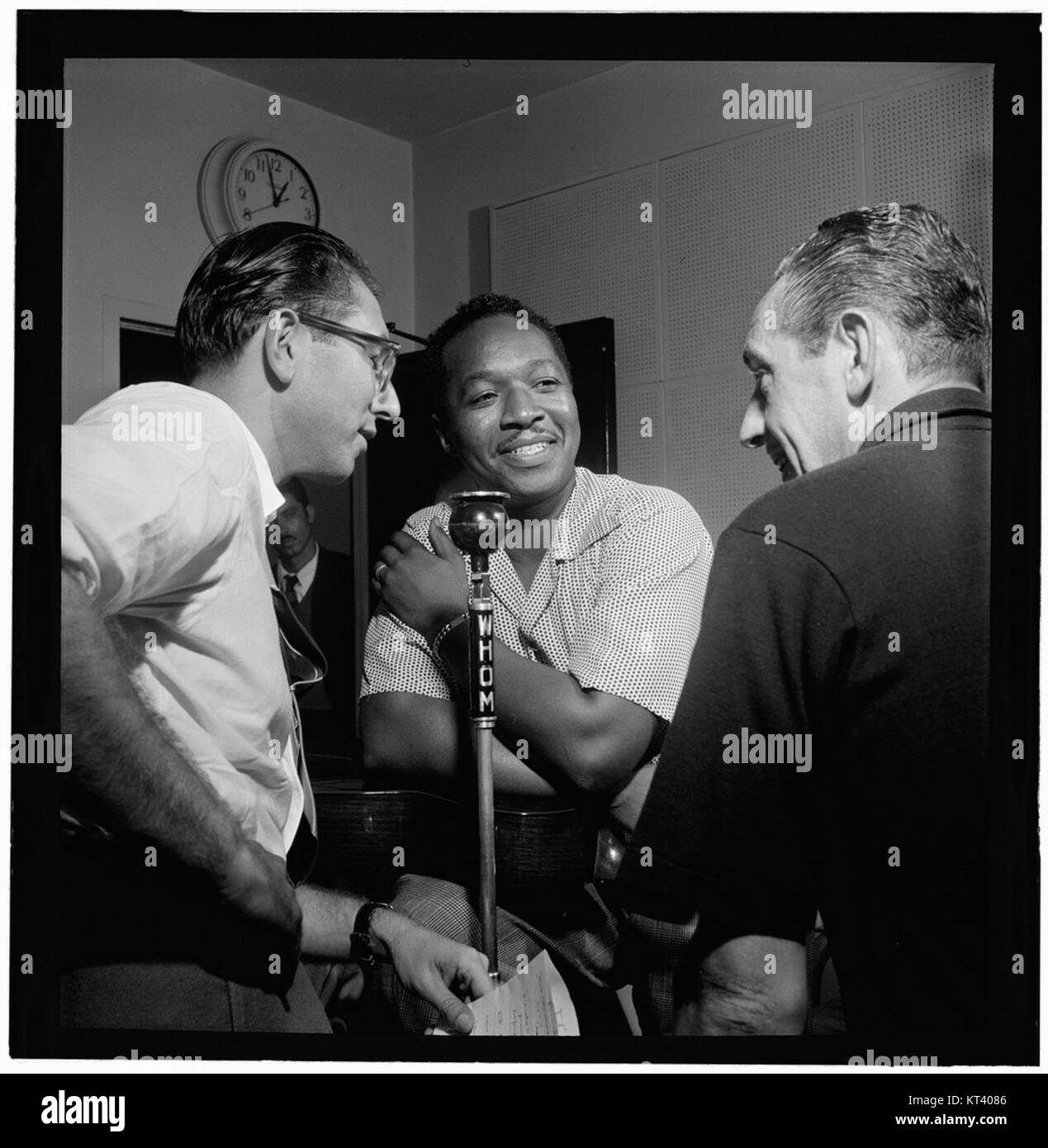 Dieses Foto, das von William P. Gottlieb zwischen 1946 und 1948 aufgenommen wurde, zeigt den berühmten Jazzmusiker Josh White neben Symphony Sid, aufgenommen während einer Sendung auf WHO in New York City. Stockfoto