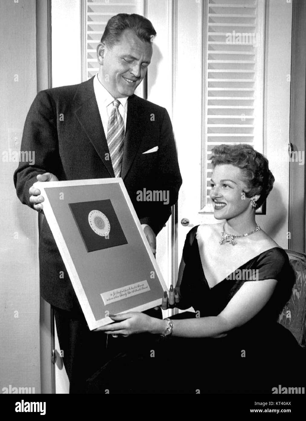 Jo Stafford erhielt 1954 den Diamond Award für den Verkauf von 25 Millionen Schallplatten. Sie war eine bekannte amerikanische Sängerin, die vor allem Mitte des 20. Jahrhunderts für ihre Beiträge zur populären Musik bekannt war. Stockfoto
