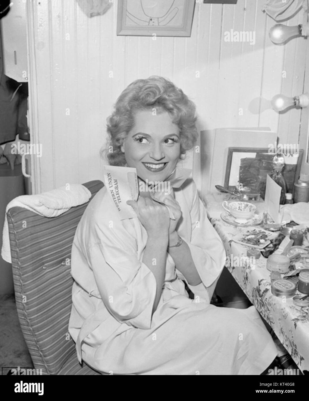 Judy Holliday war eine US-amerikanische Schauspielerin und Komikerin, die vor allem für ihre Rolle in dem Film Born Yesterday bekannt war. Sie wurde für ihr komödiantisches Timing und ihren einzigartigen Charme gefeiert, was sie zu einer prominenten Persönlichkeit in der amerikanischen Unterhaltung des 20. Jahrhunderts machte. Stockfoto